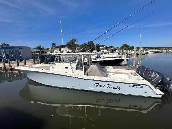 2017 Invincible 42 Center Cabin