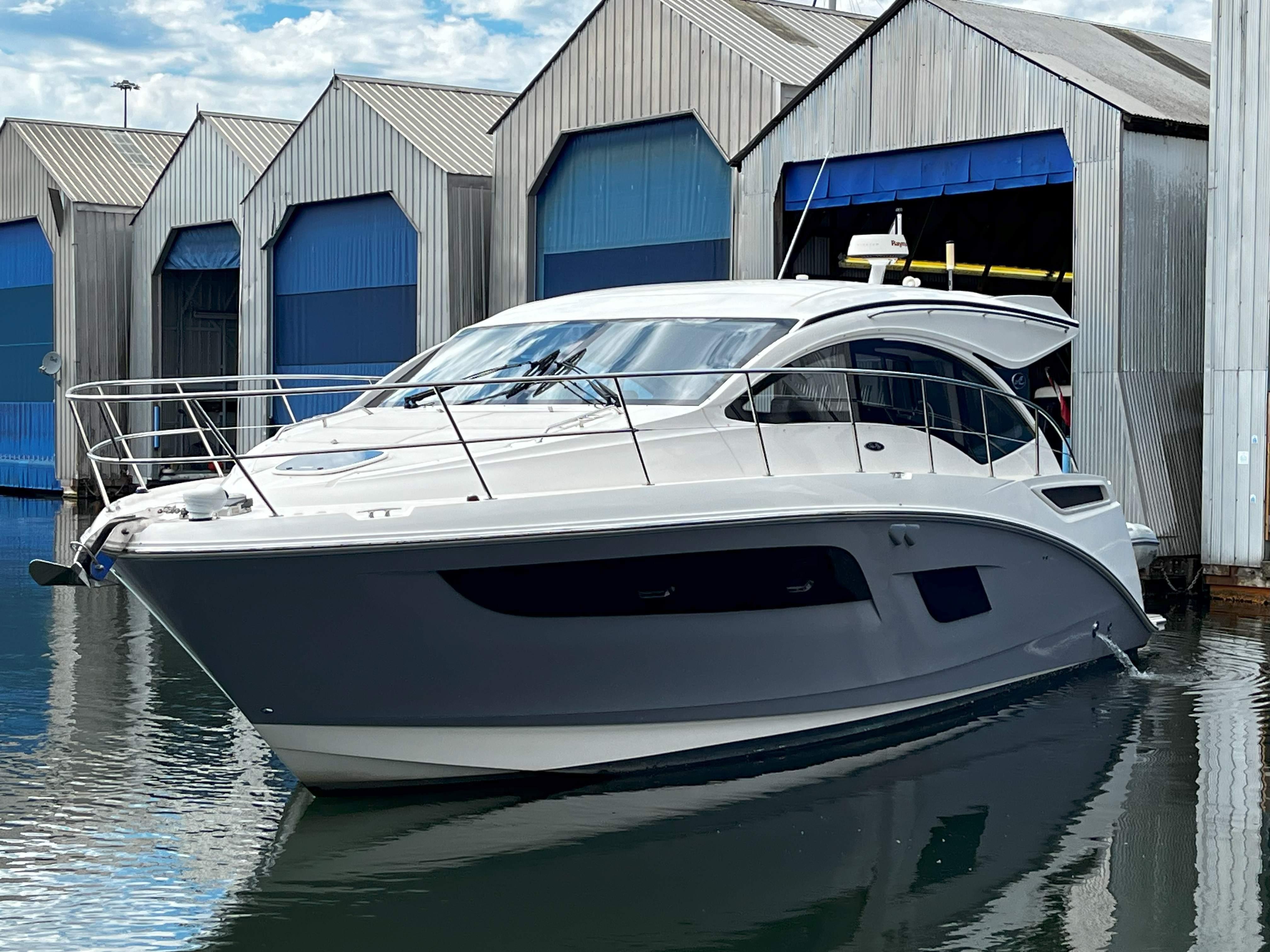 2017-sea-ray-sundancer-power-9825214-20250603115223751-1_XLARGE