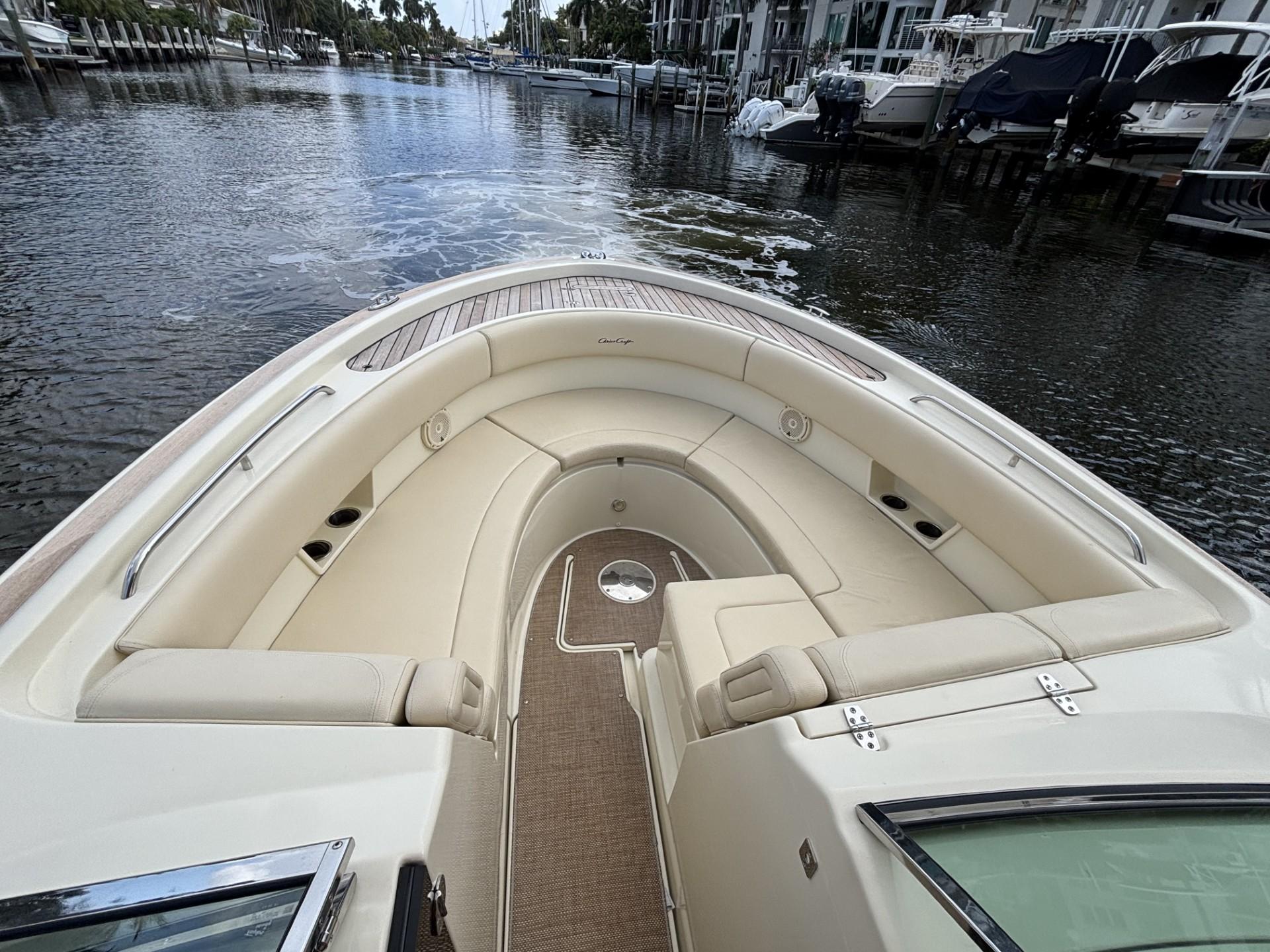 2019-chris-craft-calypso-30-power-9755223-20250411093049705-1_XLARGE