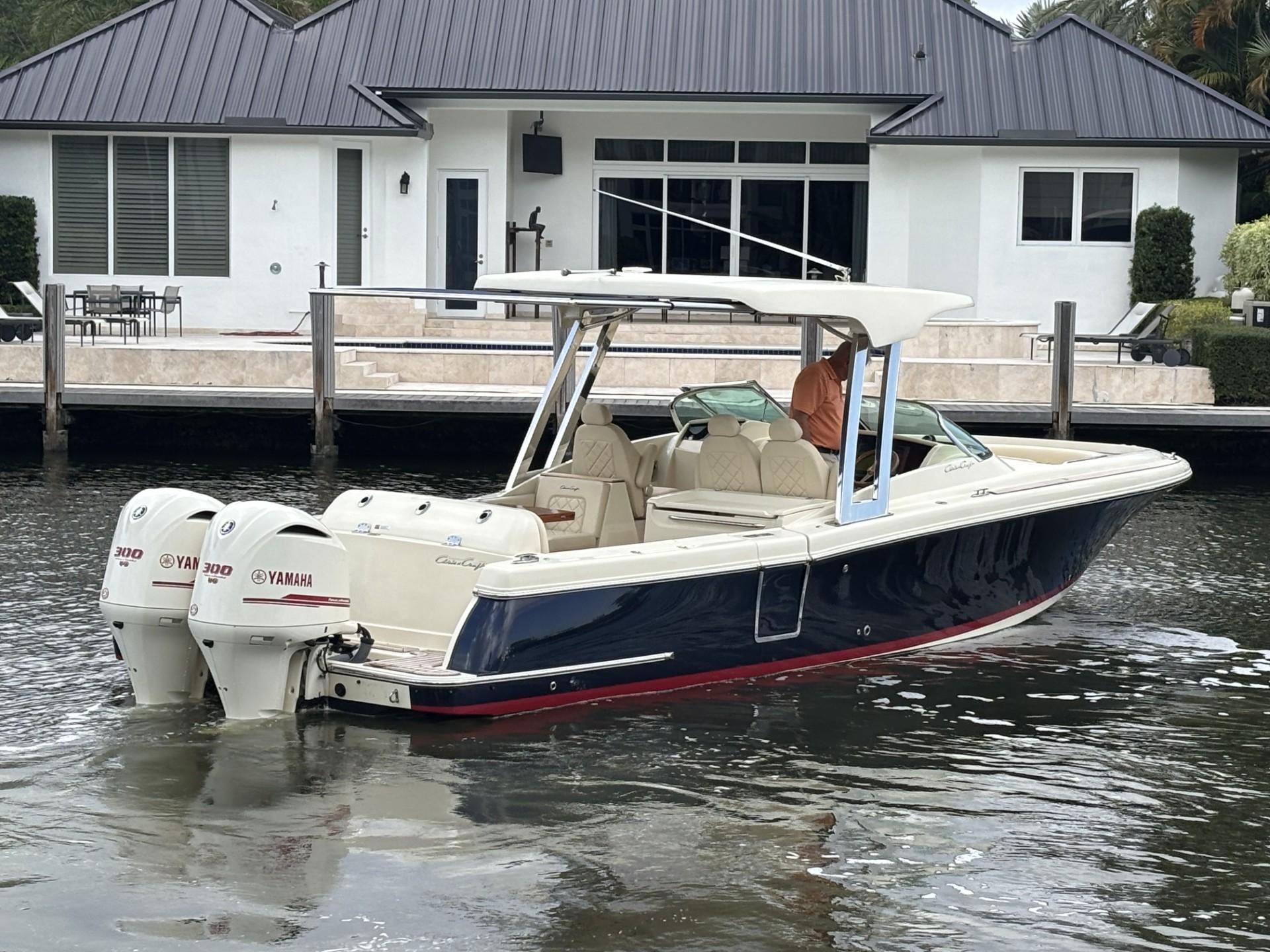 2019-chris-craft-calypso-30-power-9755223-20250411093055749-1_XLARGE