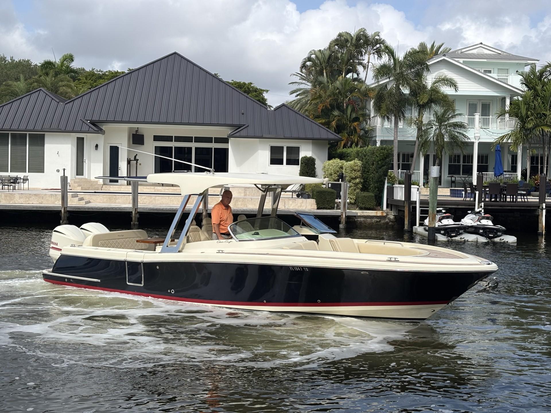 2019-chris-craft-calypso-30-power-9755223-20250411093056767-1_XLARGE