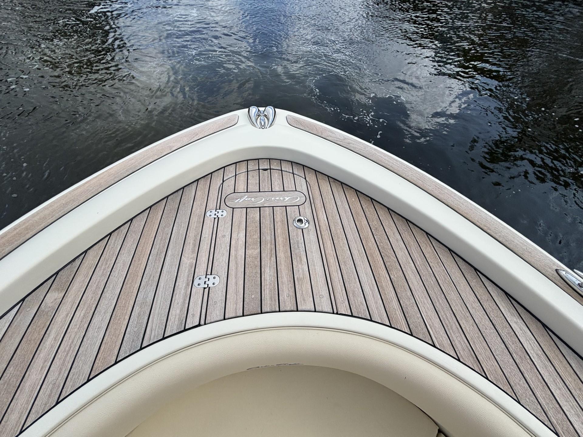 2019-chris-craft-calypso-30-power-9755223-20250411093058881-1_XLARGE