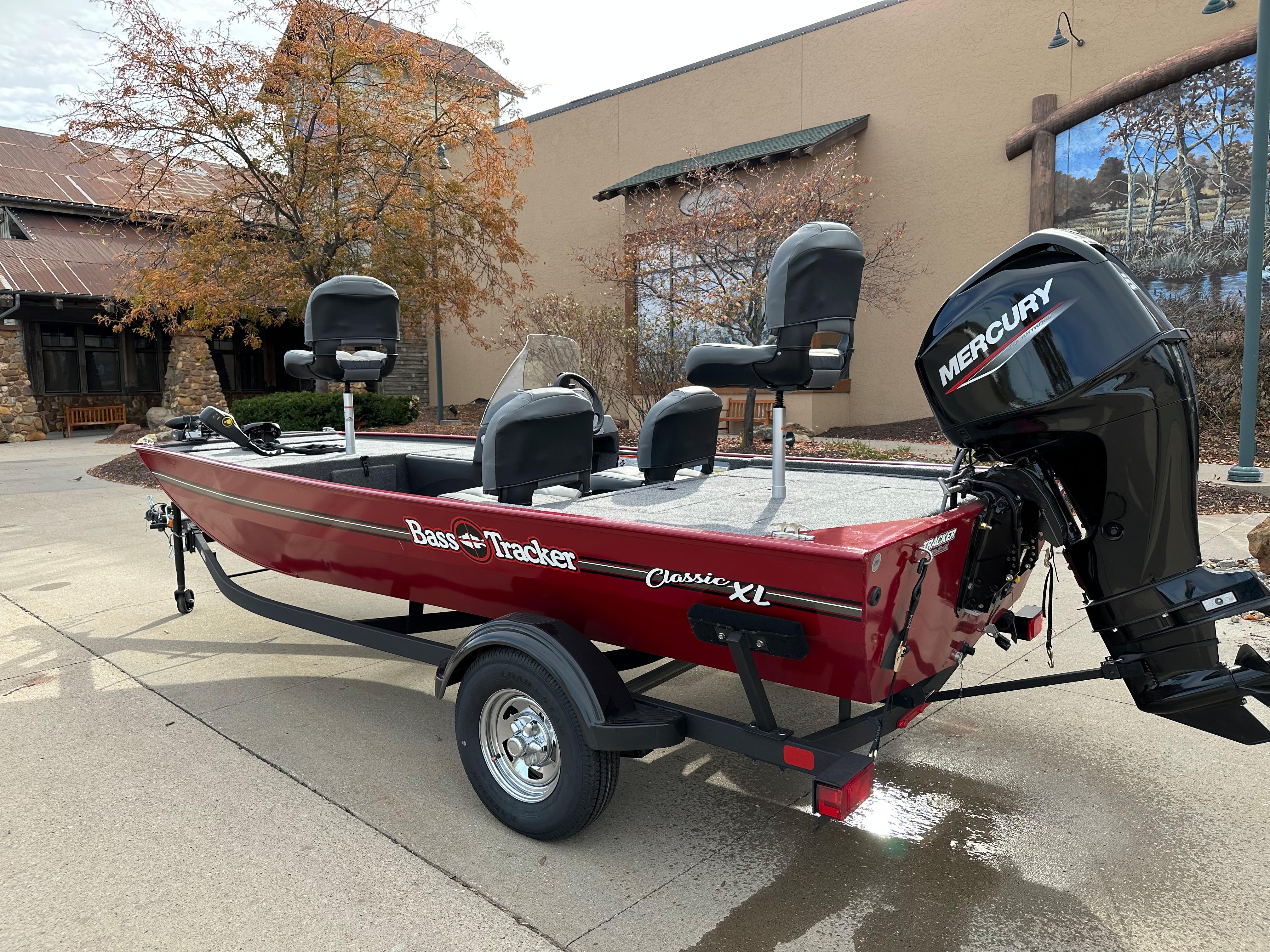 2024 TRACKER BASS TRACKER Classic XL w/ 50 ELPT FourStroke Mercury  FourStroke