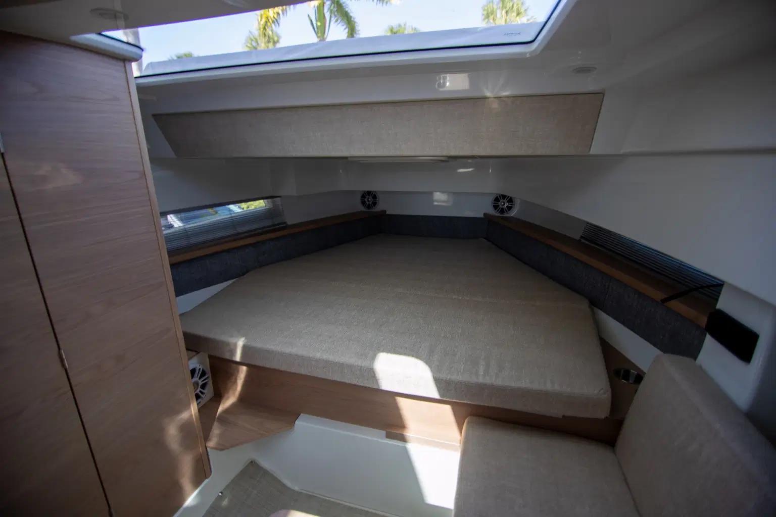 Quarken-35 Cabin 2025 -FL-US-9568308 | Thumbnail