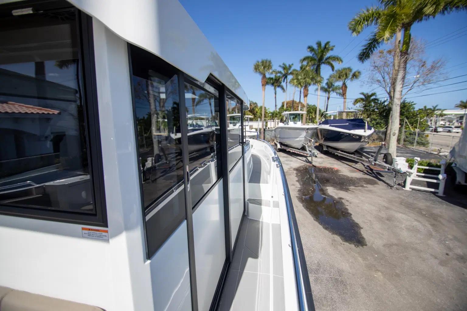 Quarken-35 Cabin 2025 -FL-US-9568308 | Thumbnail