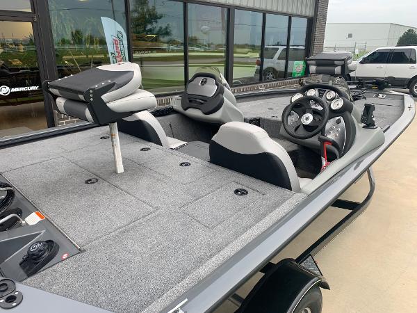 2016 Tracker Boats boat for sale, model of the boat is Pro Team 195 TXW & Image # 4 of 42