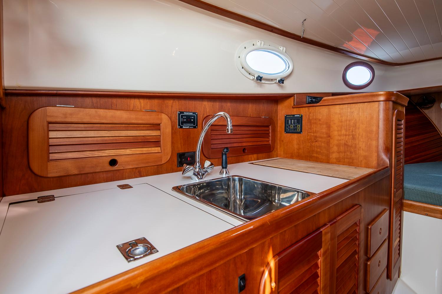 Hinckley-Picnic Boat 2000-PROMISE RI-US-9835271 | Thumbnail