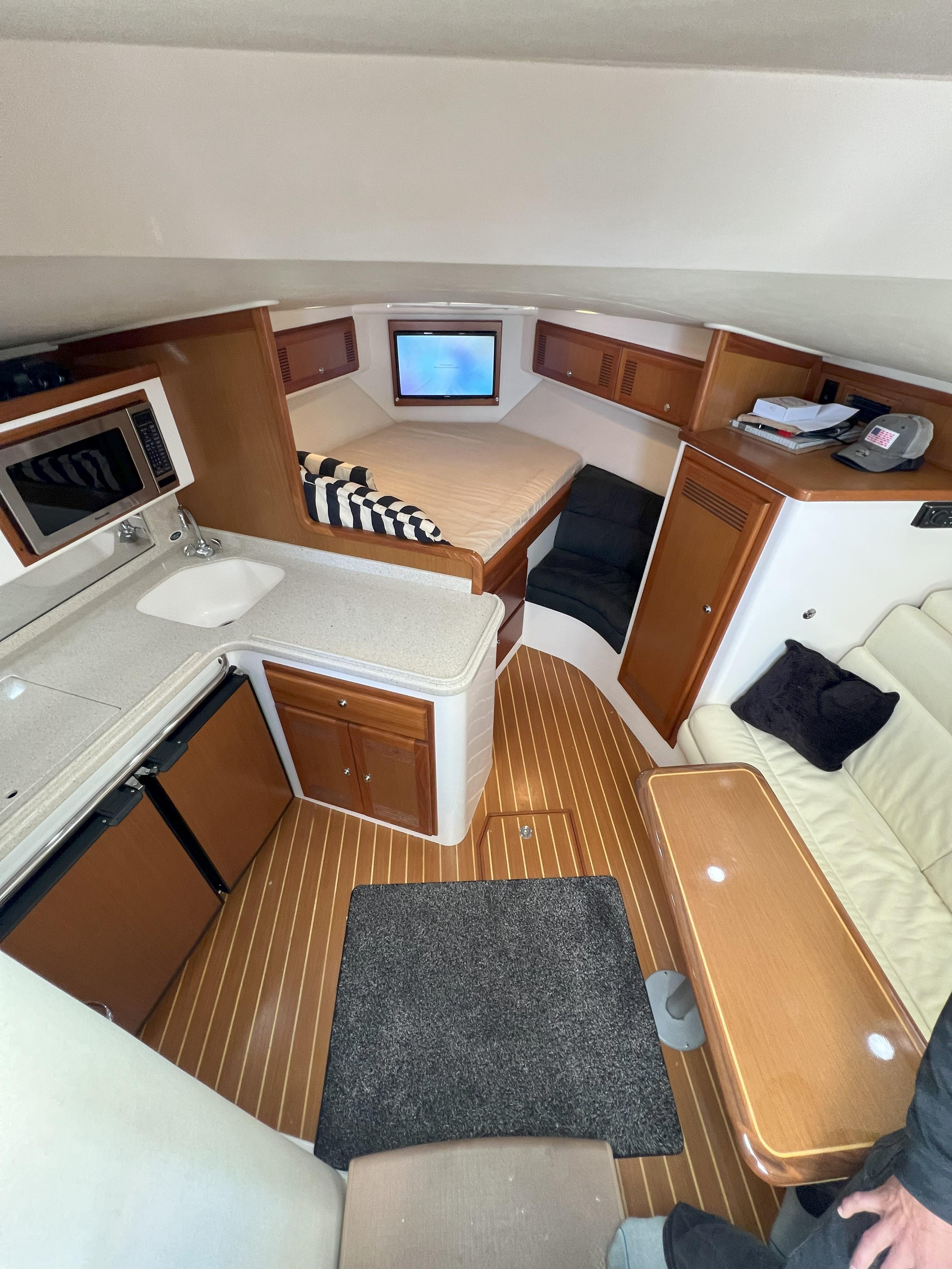 35′ Cabo 2004 Yacht for Sale