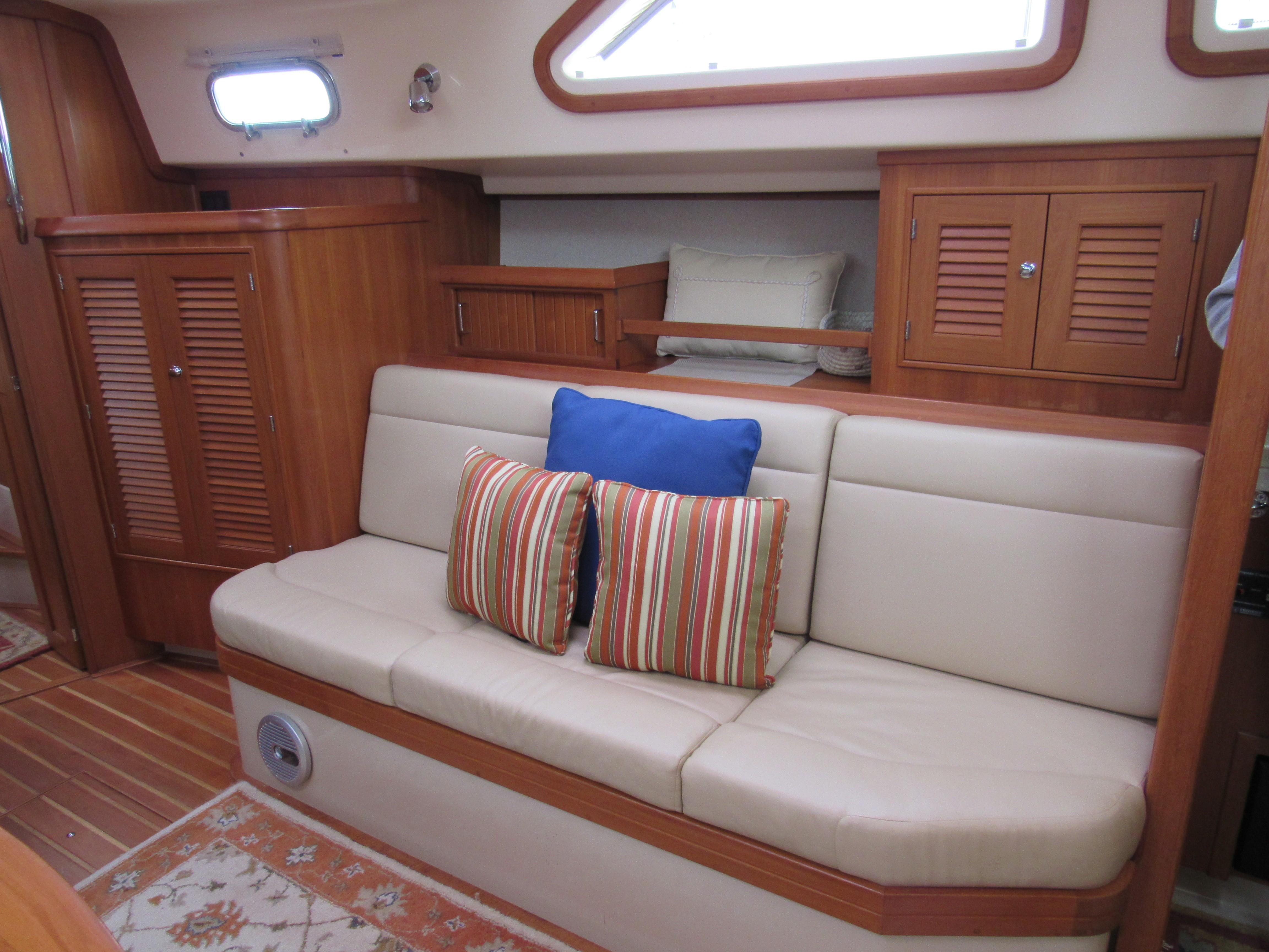 Std settee & hanging locker