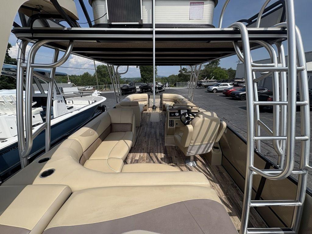 2017 Crest Classic 250L USD CP3 pontoon boat with spacious seating and modern helm.