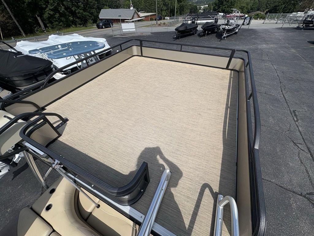 2017 Crest Classic 250L USD CP3 pontoon boat with spacious deck and railing.