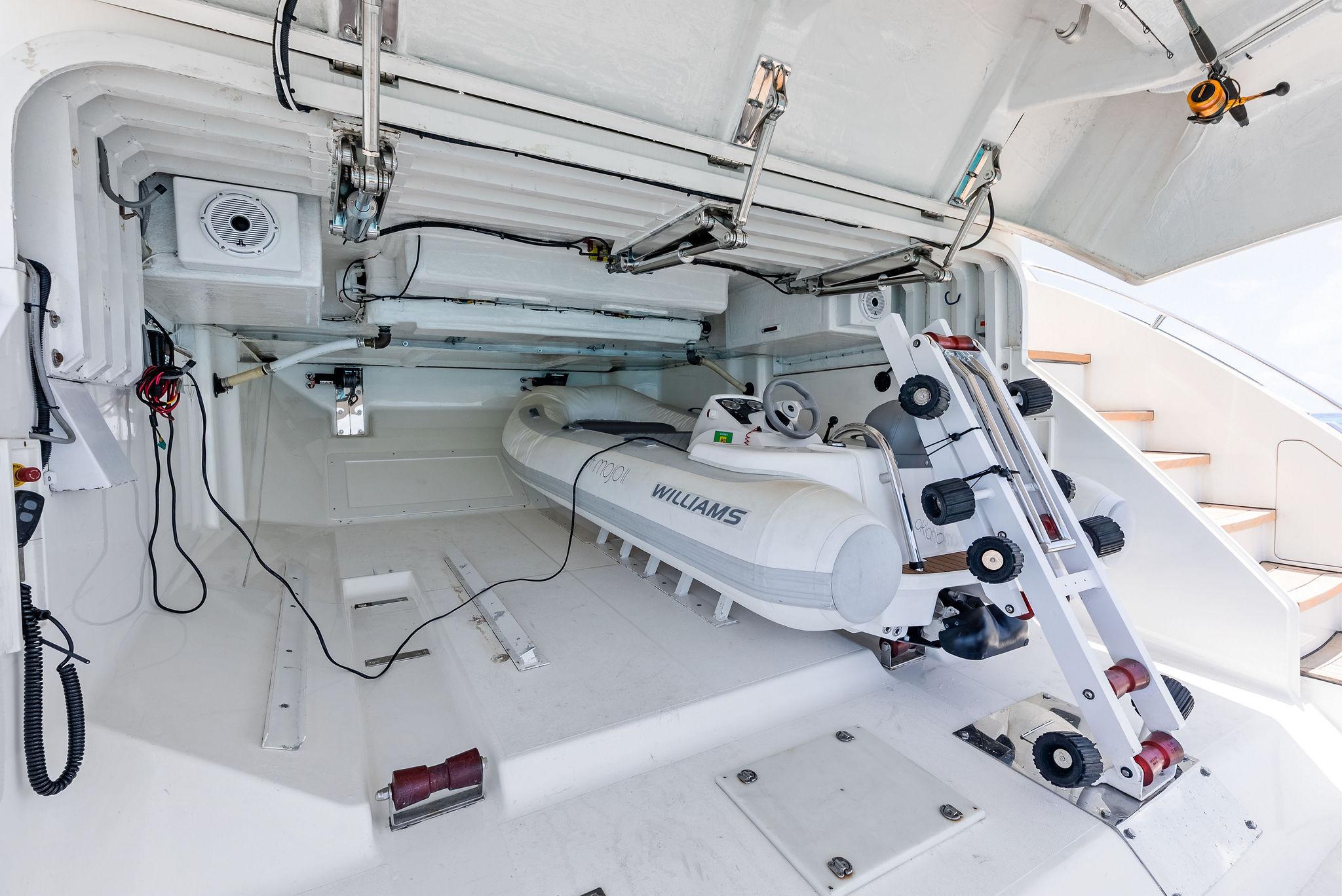 2011-princess-motor-yacht-power-9785393-20250507093351375-1_XLARGE