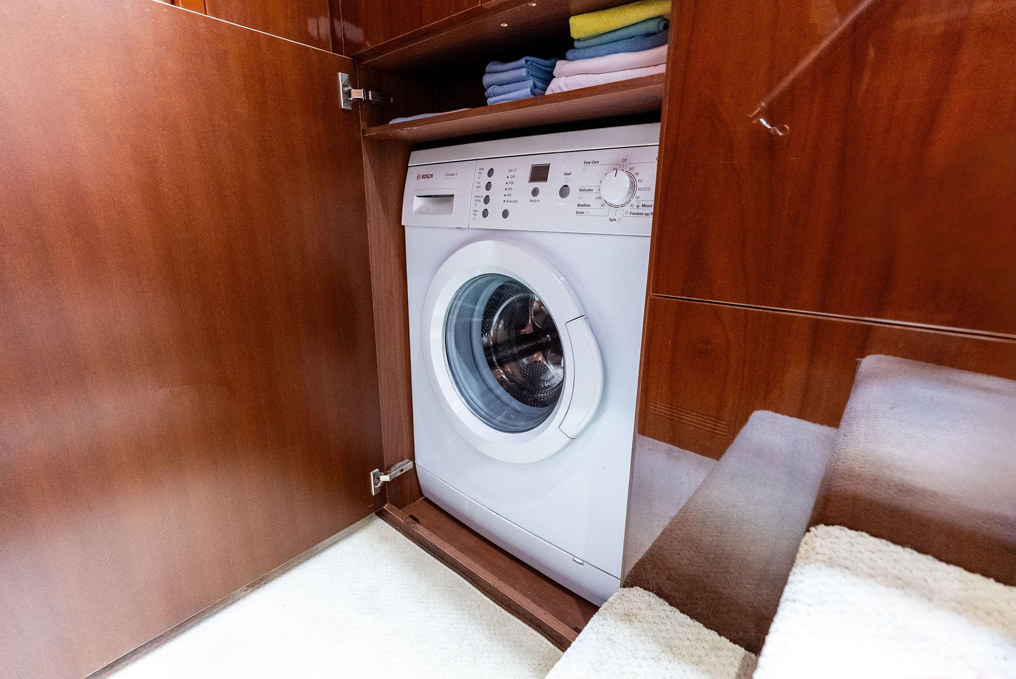 2011-princess-motor-yacht-power-9785393-20250507094200789-1_XLARGE