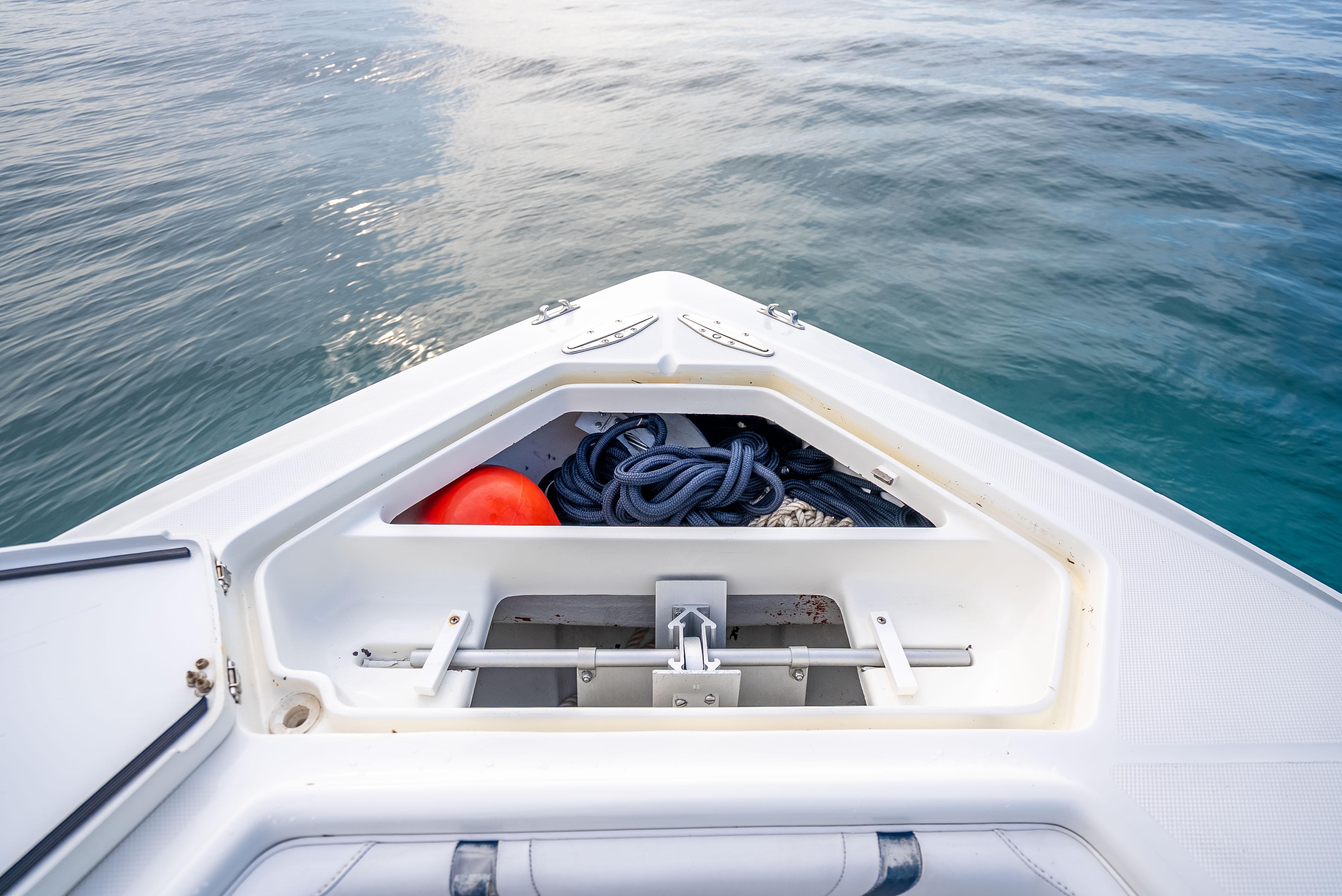 SeaVee-34 2014 -FL-US-Bow storage of 2014 SeaVee 34 boat with ropes and buoy.-9825396 | Thumbnail