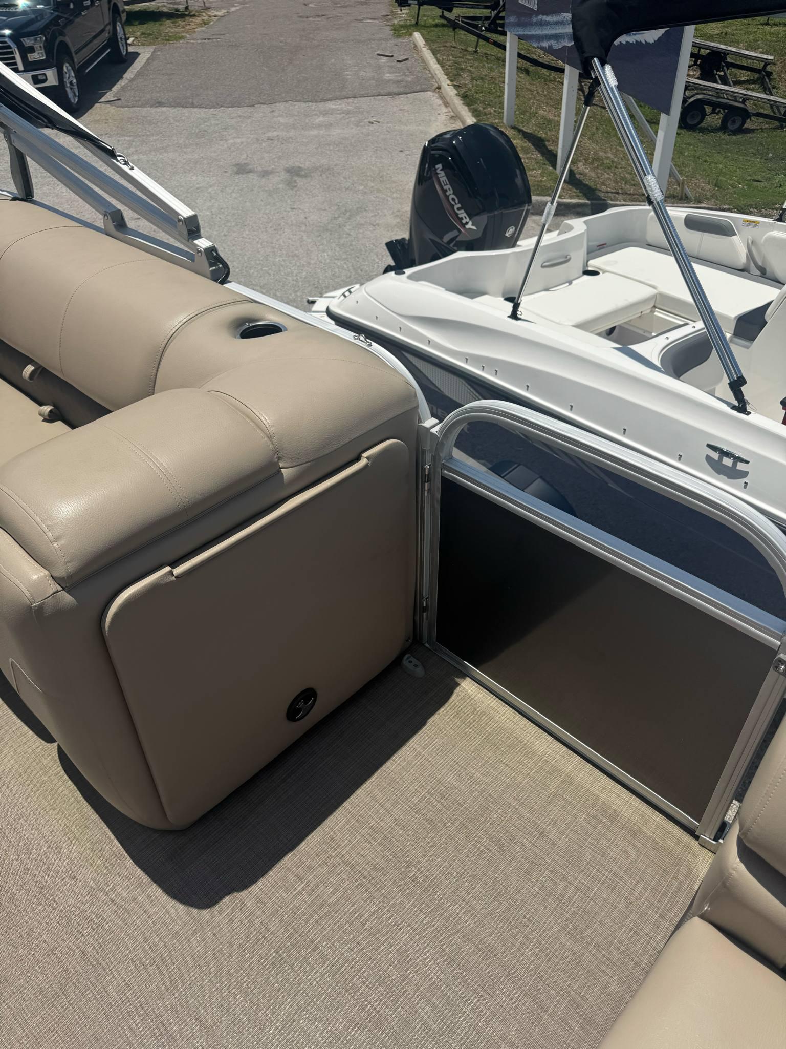 2020 Sun tracker Party Barge 20 DLX-6