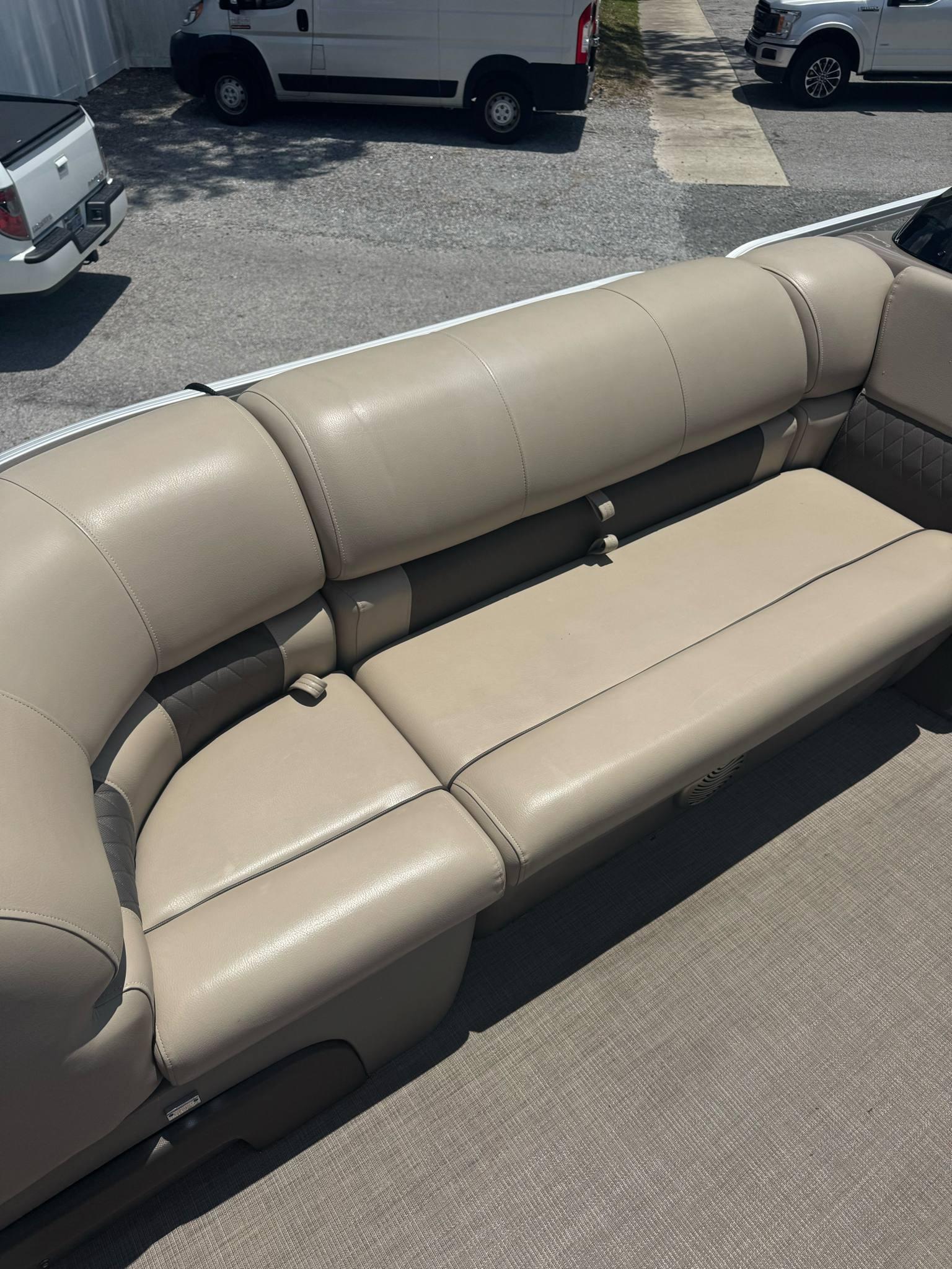 2020 Sun tracker Party Barge 20 DLX-7