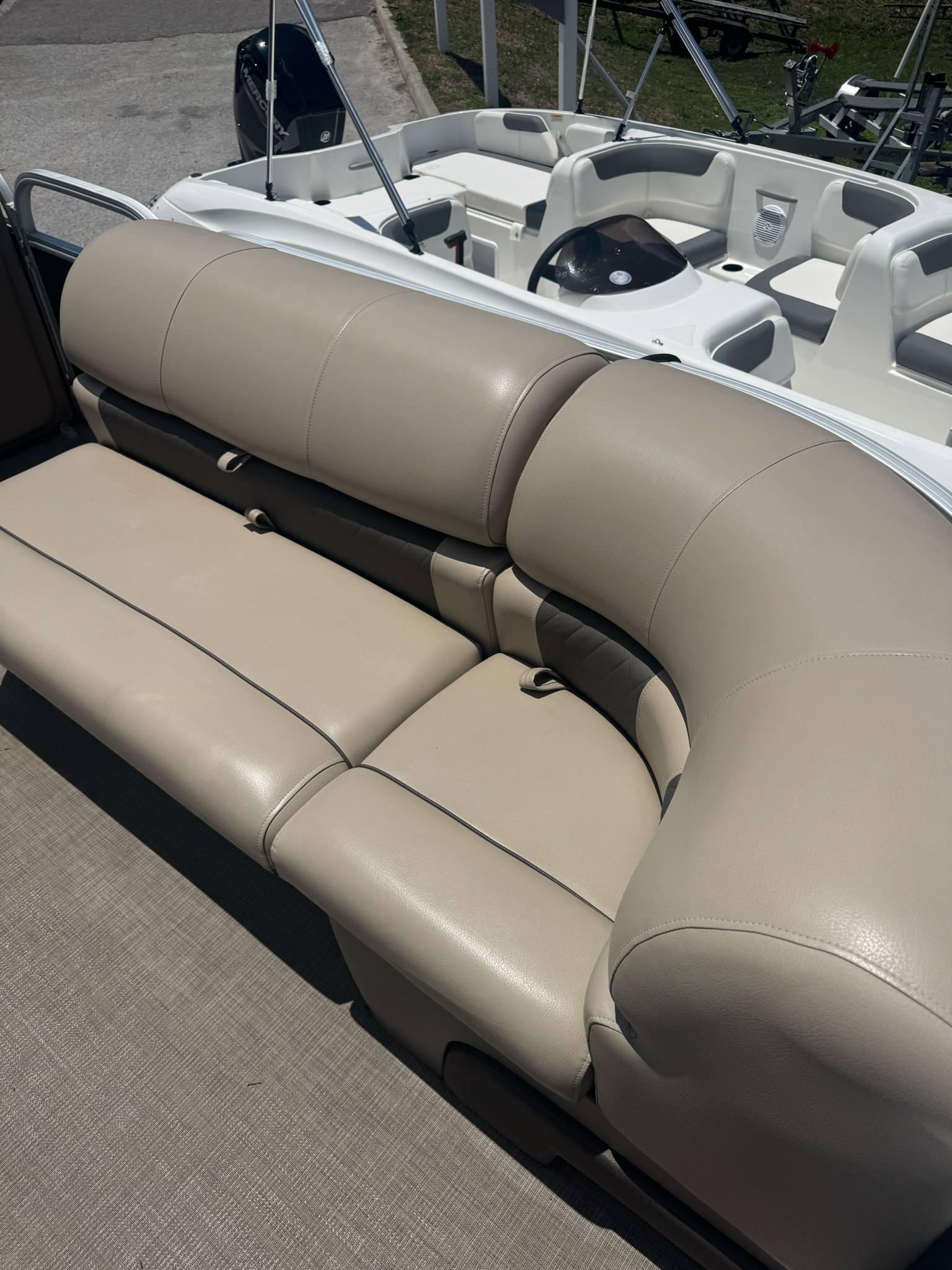 2020 Sun tracker Party Barge 20 DLX-8