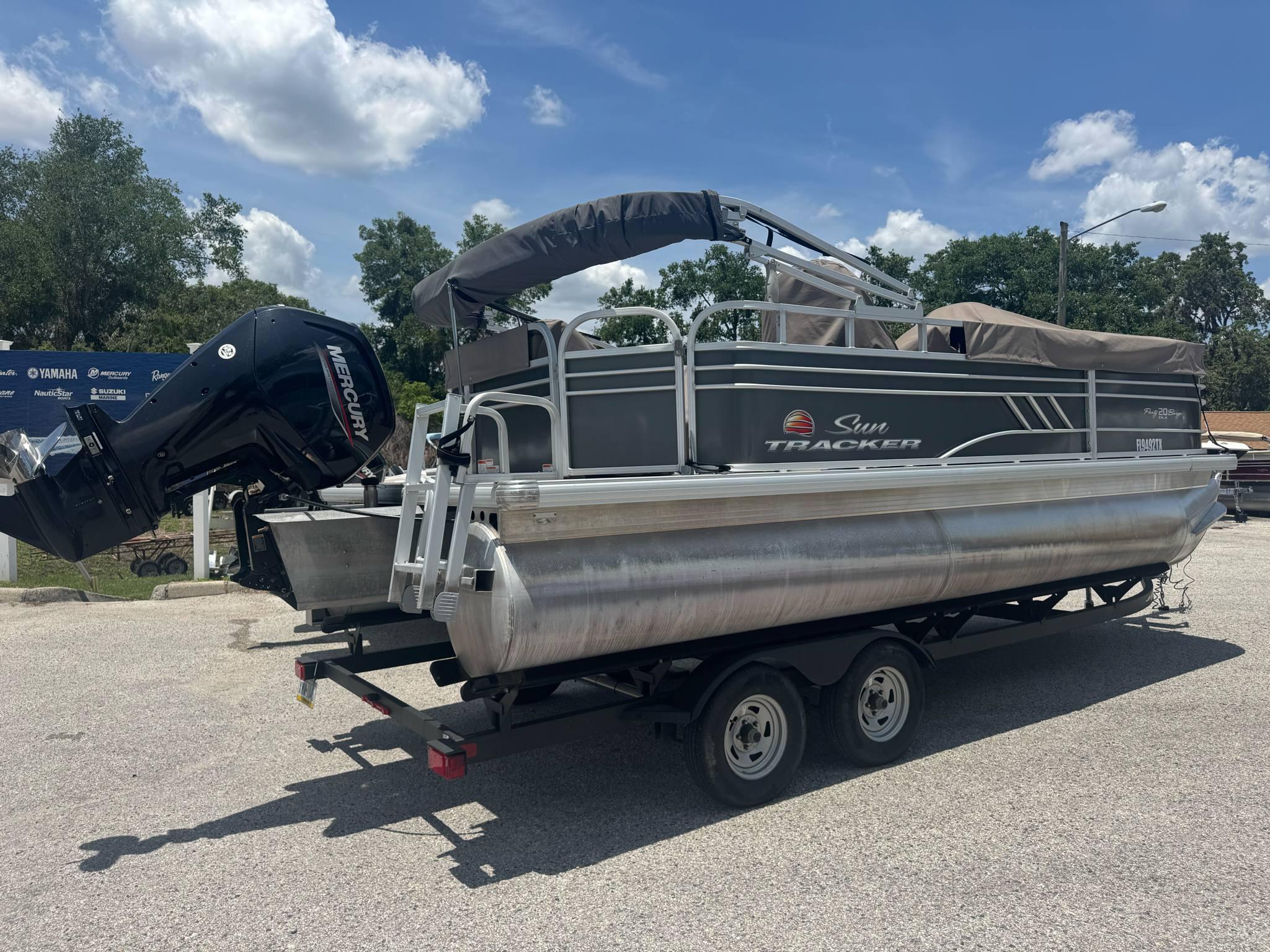 2020 Sun tracker Party Barge 20 DLX-2
