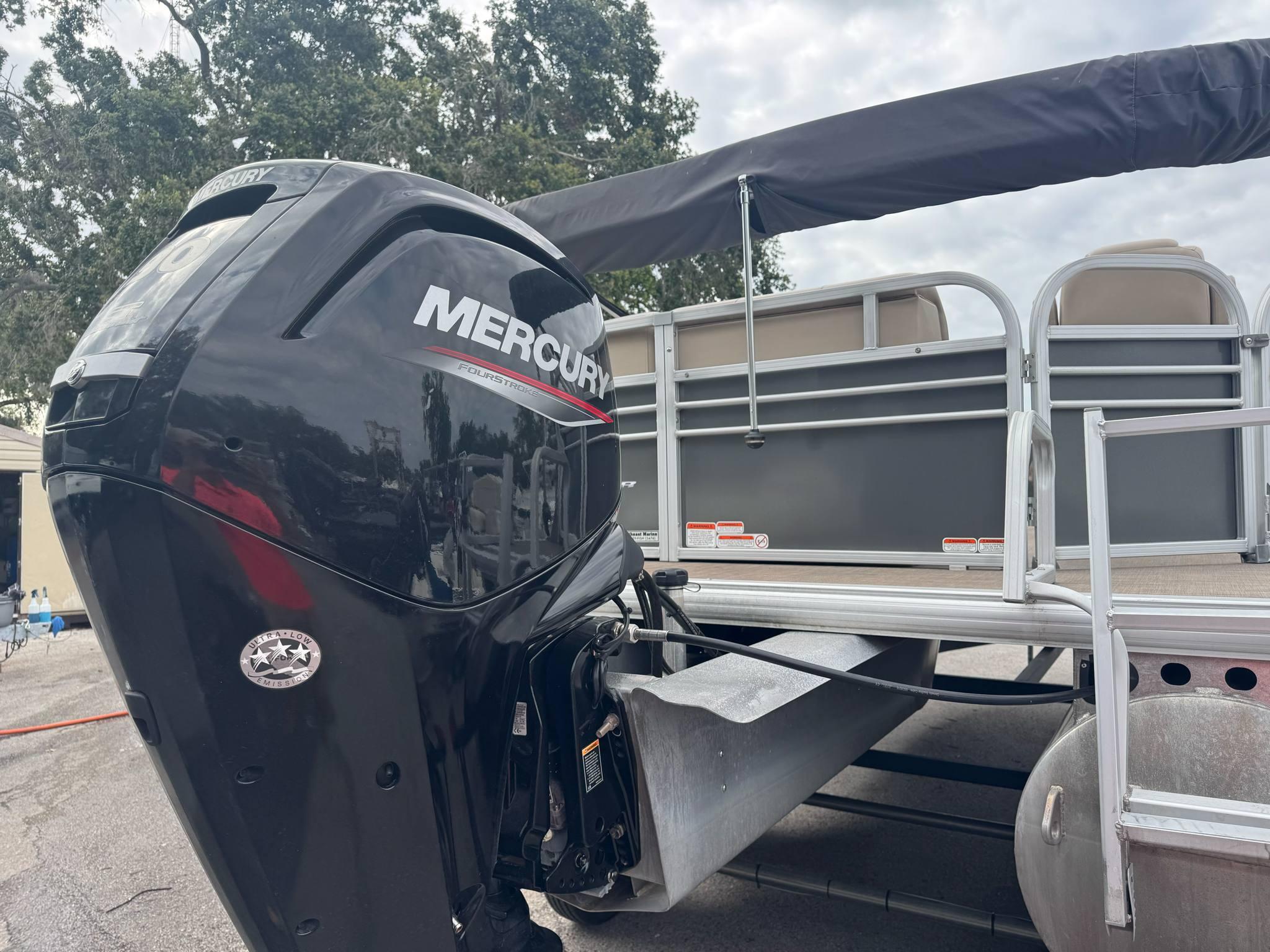 2020 Sun tracker Party Barge 20 DLX-10