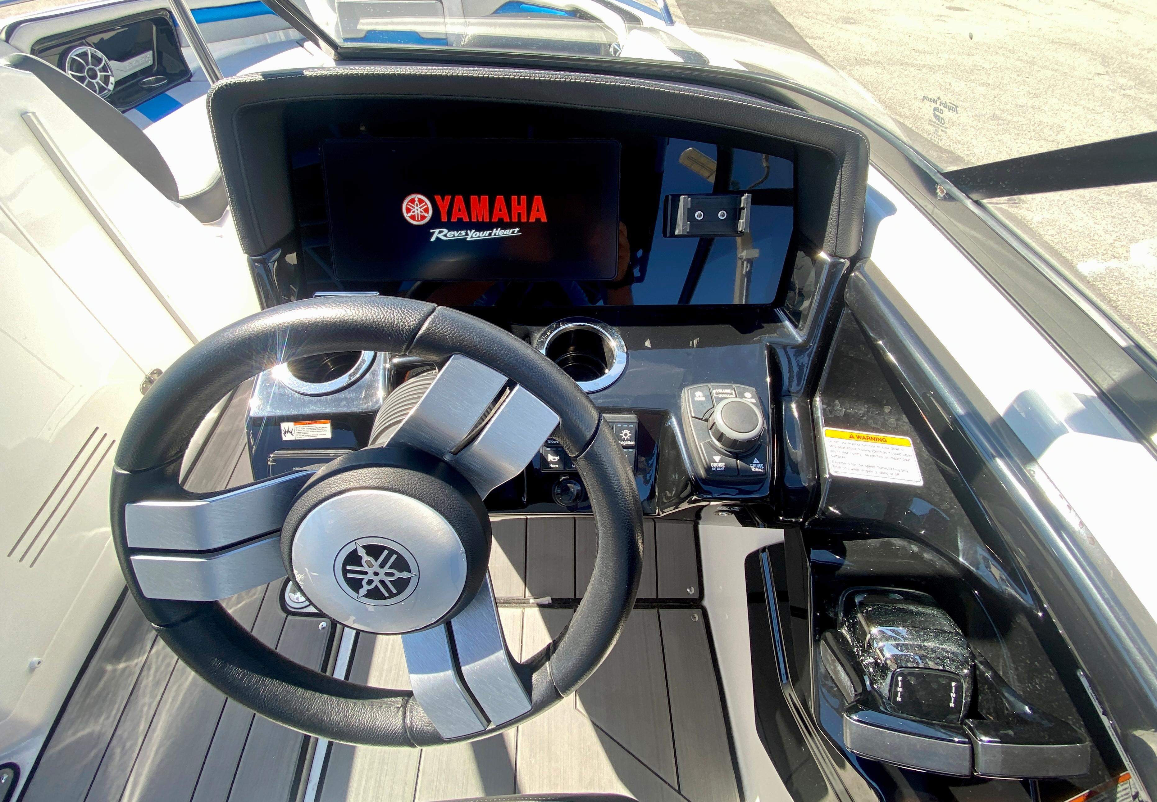 Yamaha 242X - Helm