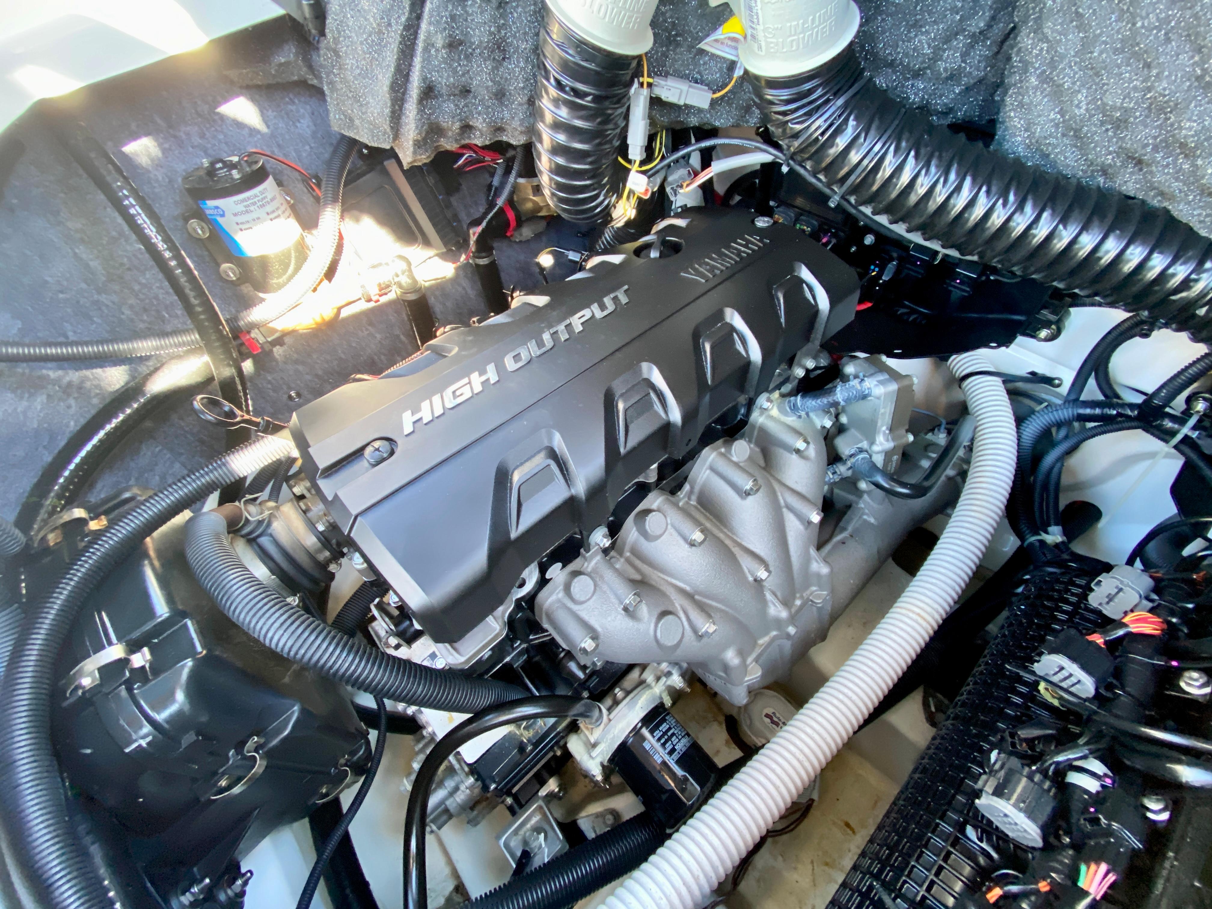 Yamaha 242X - Engine