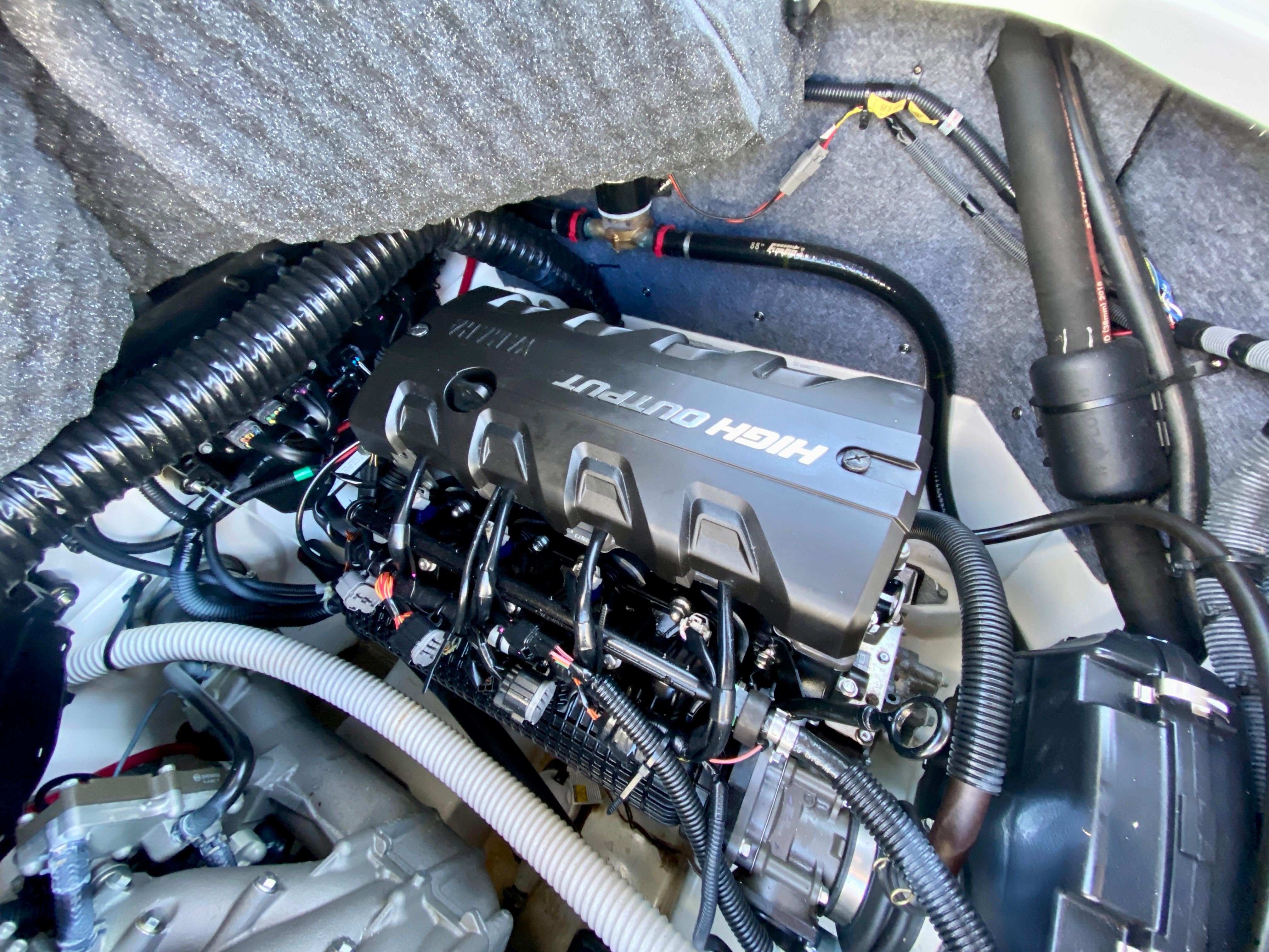 Yamaha 242X - Engine