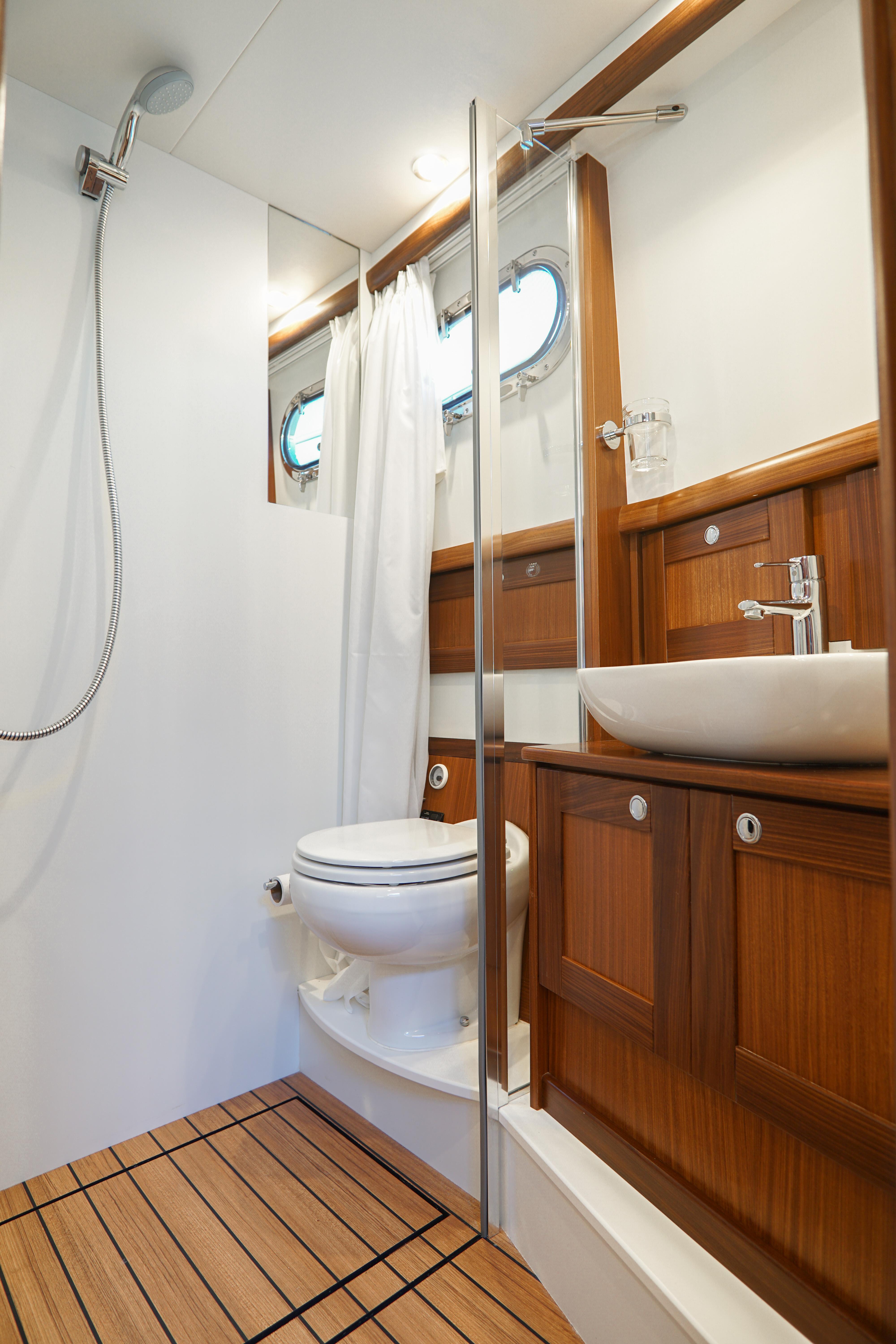 Sasga Yachts Menorquin 42 Flybridge - Cuatro Alpha - Master Head