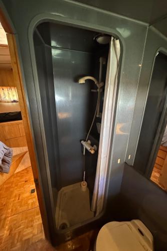 Shower area in 1991 Ocean Alexander 46 yacht, featuring compact design and modern fixtures.