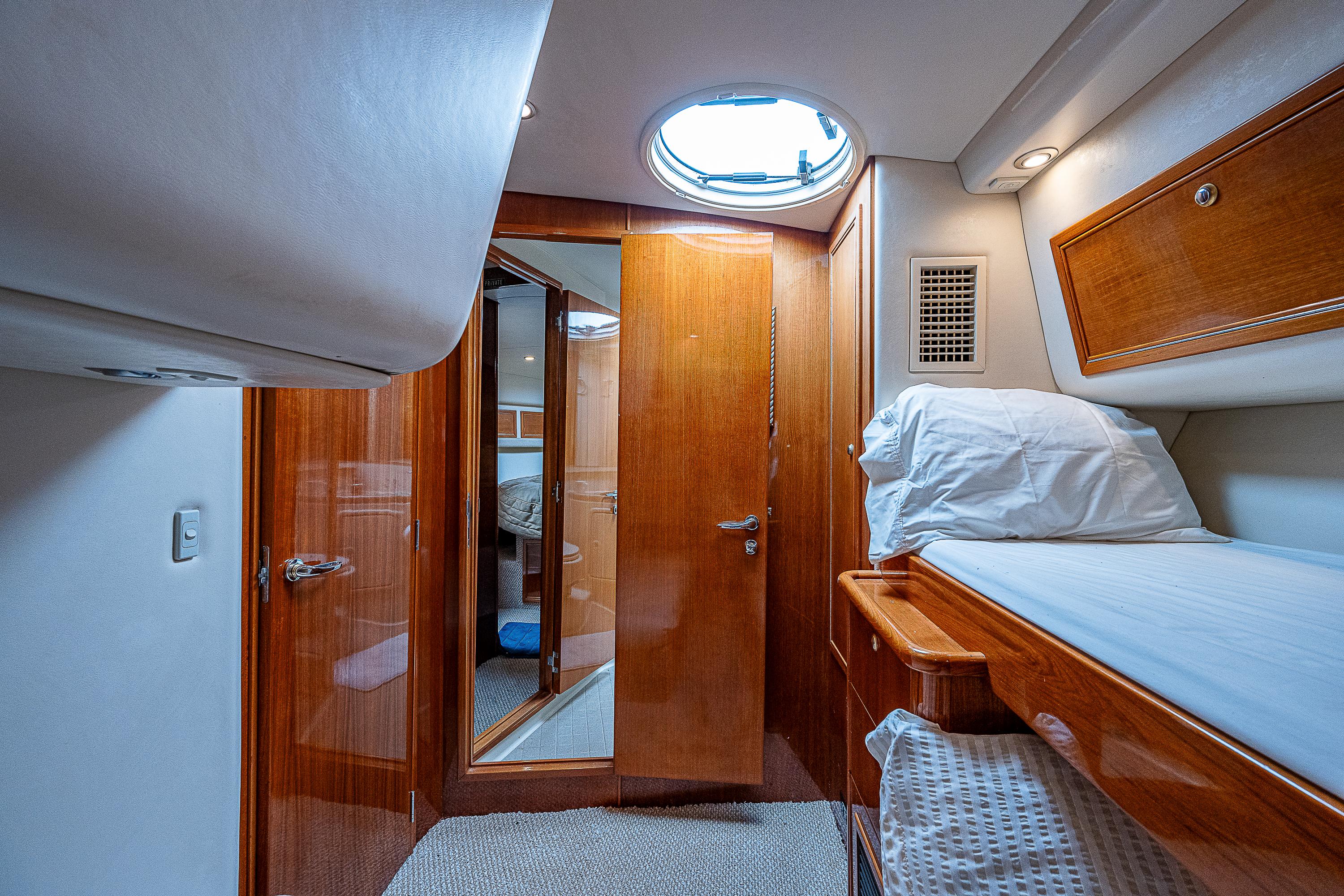 Riviera 42 Black Pearl - Bunks