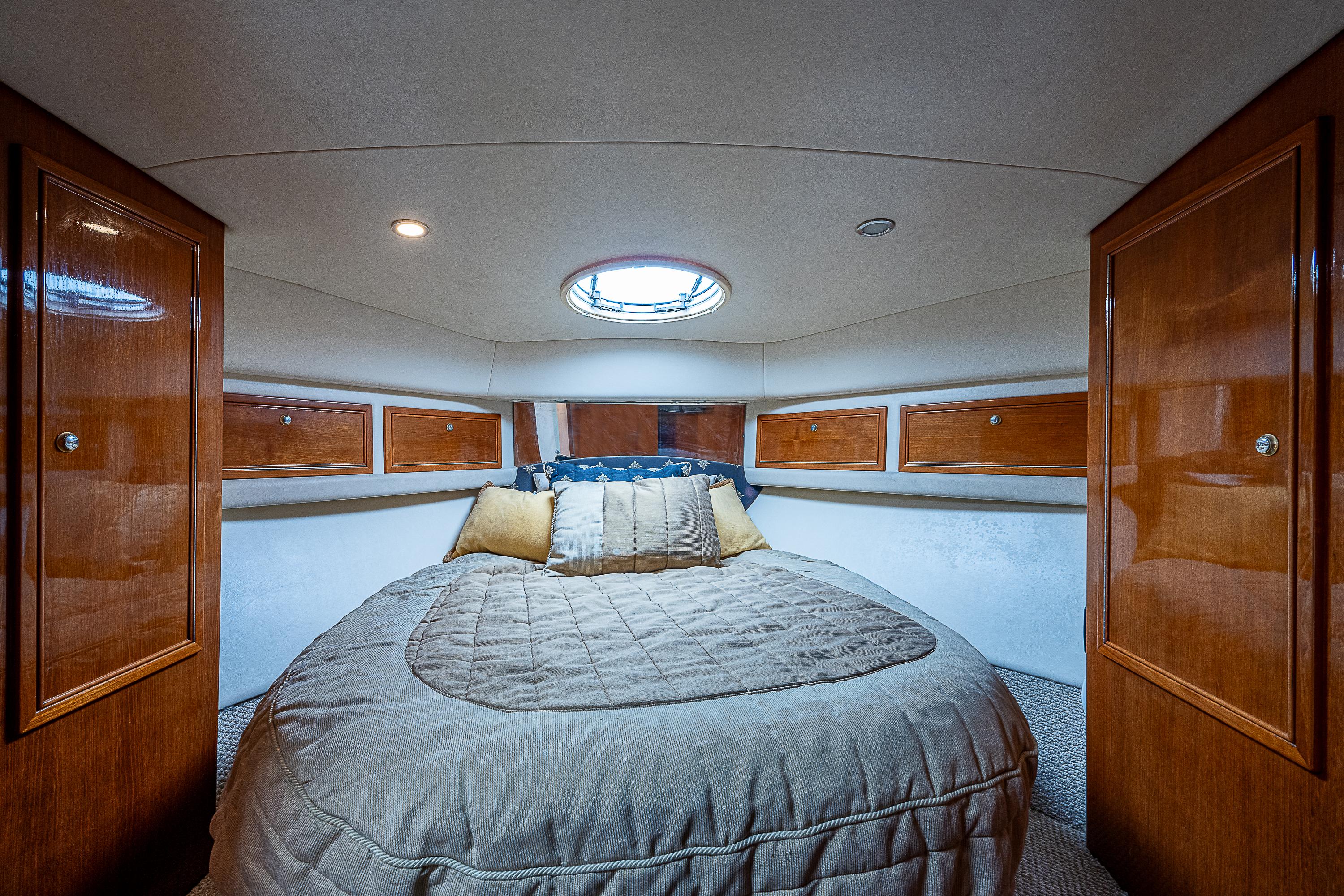 Riviera 42 Black Pearl - Stateroom Berth