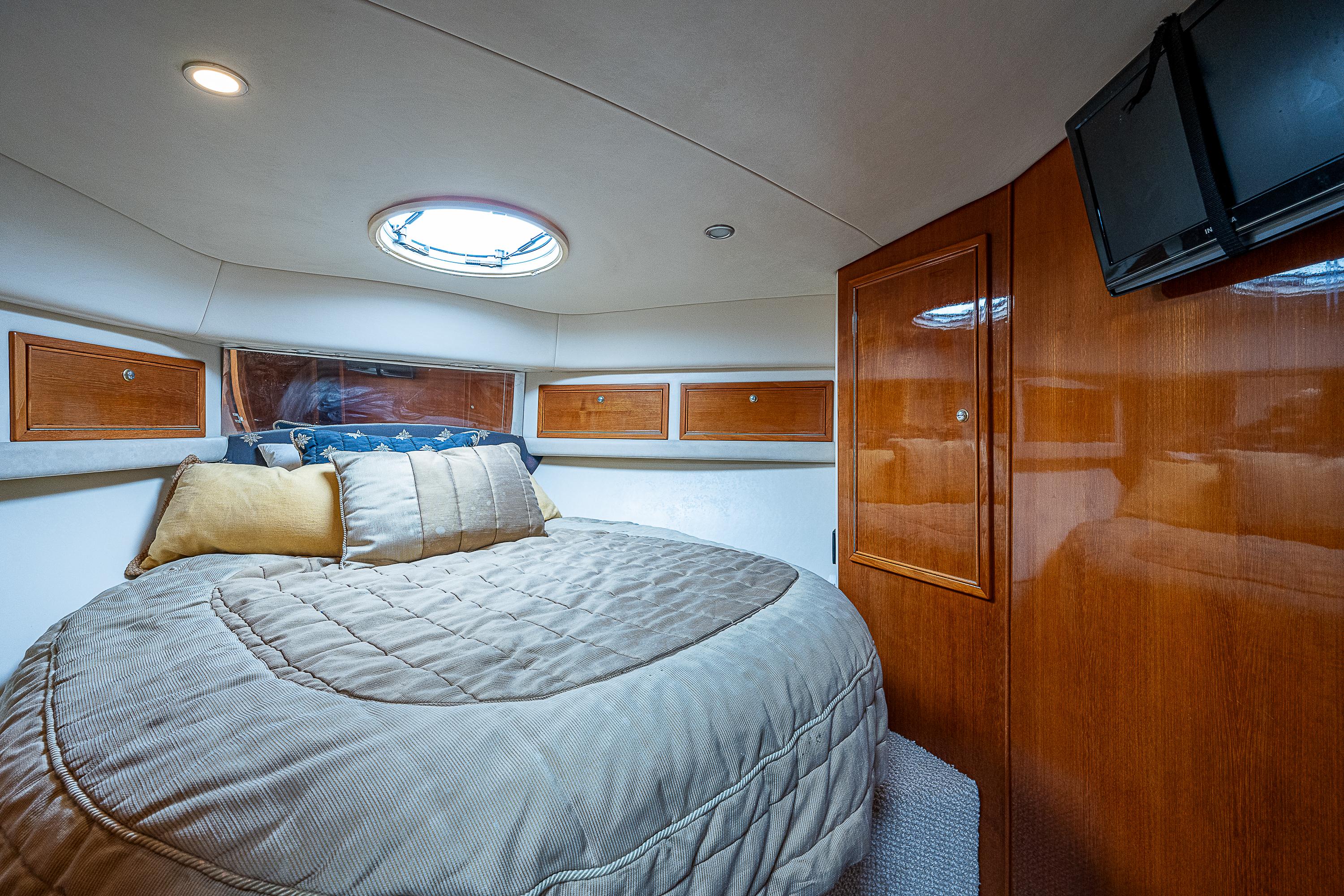 Riviera 42 Black Pearl - Stateroom Berth and TV