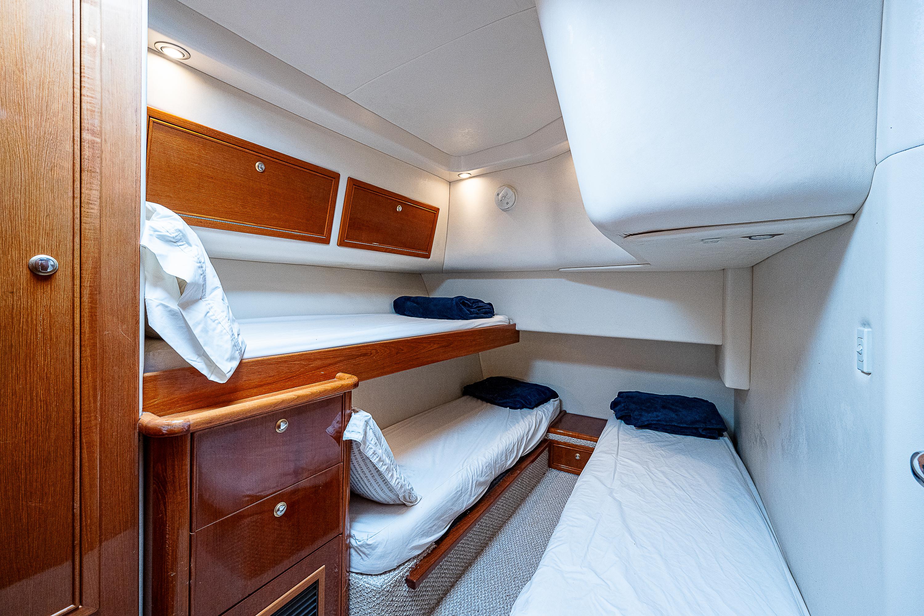 Riviera 42 Black Pearl - Guest Stateroom, Bunks