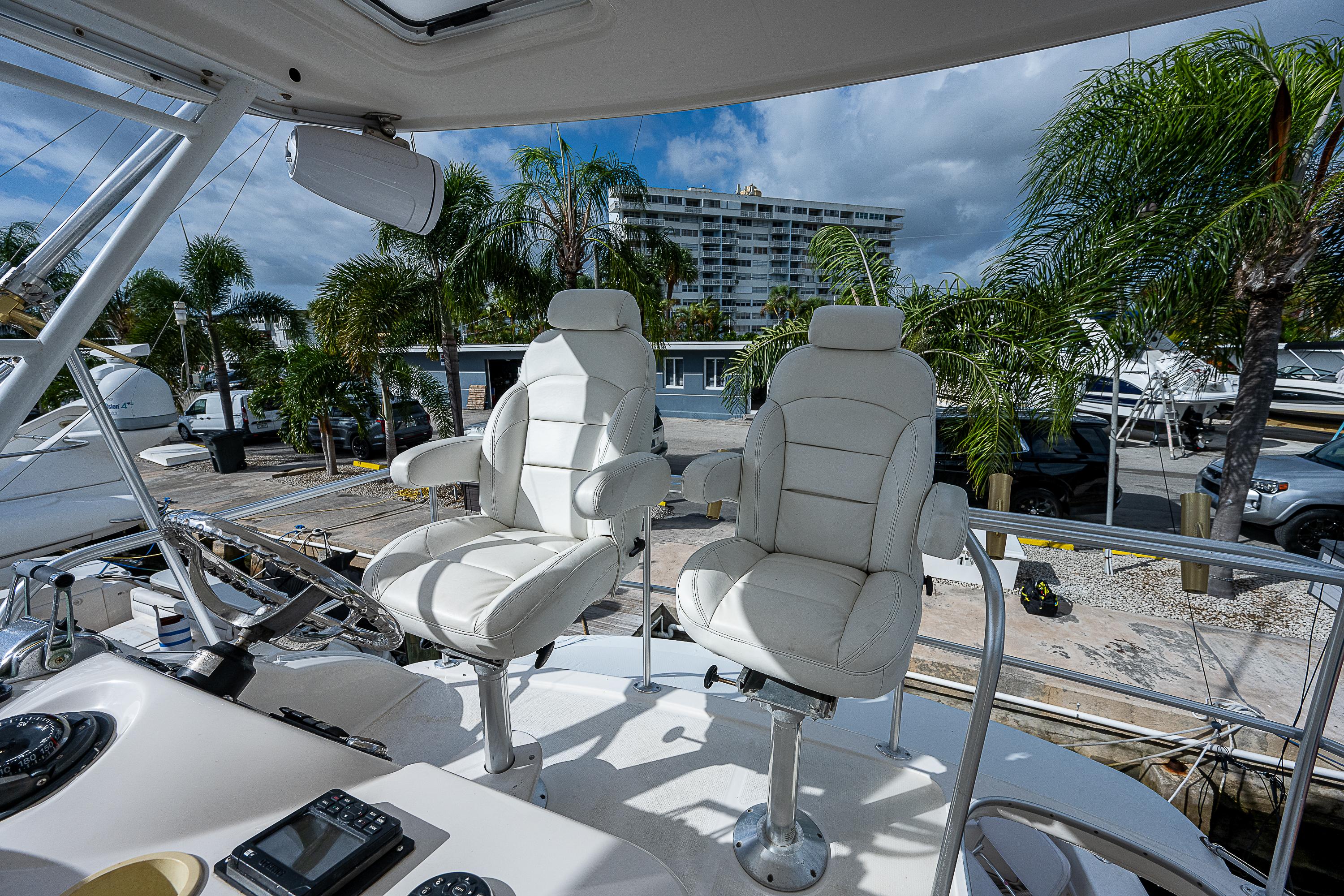 Riviera 42 Black Pearl - Flybridge Helm Seating