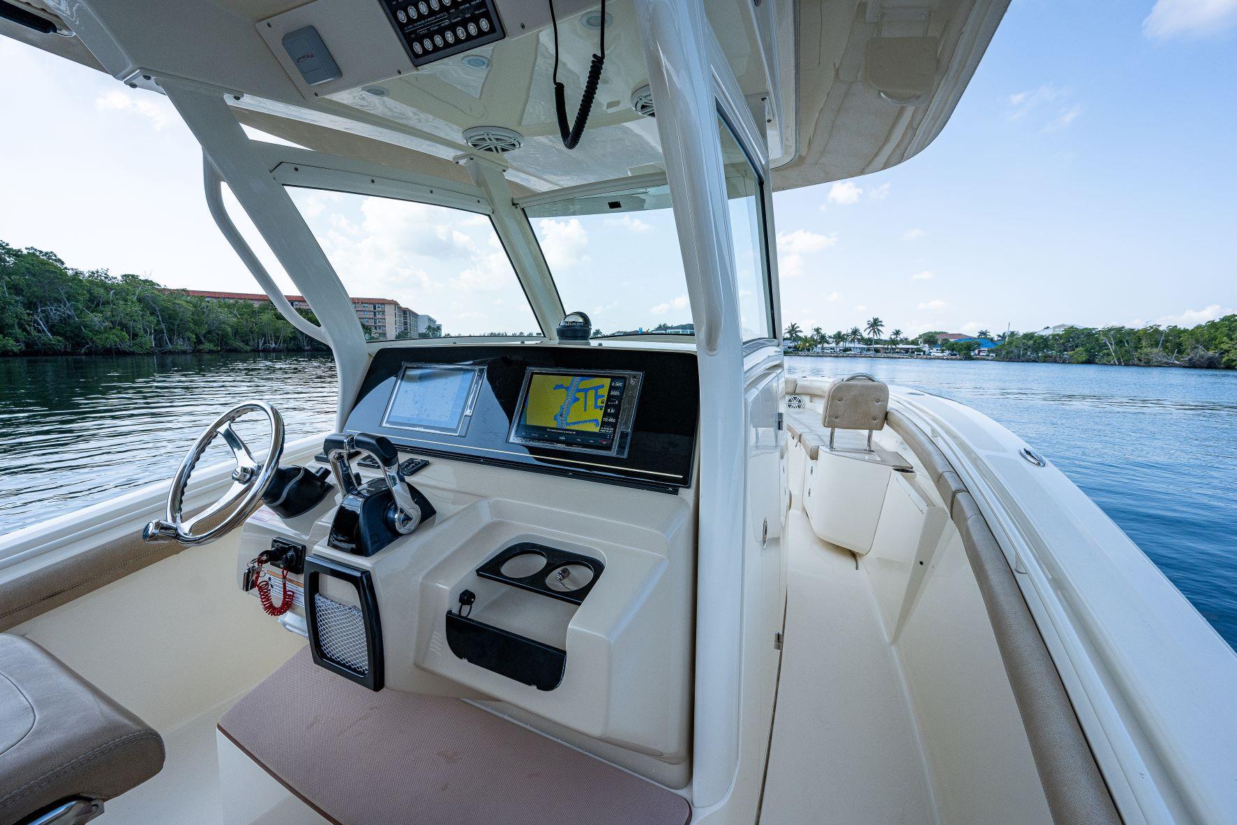Scout 320 LXF - Reel Business - Helm