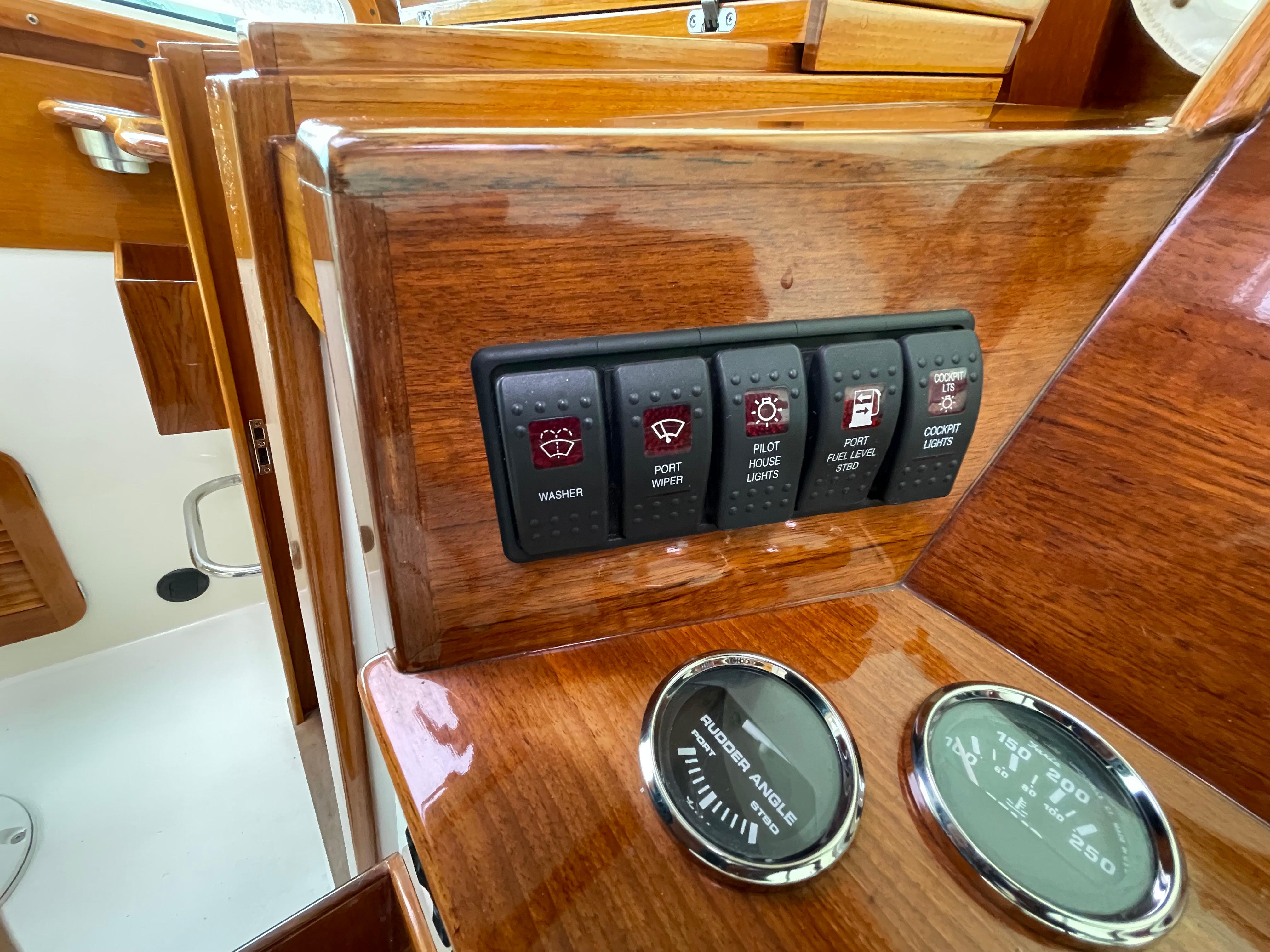 2005-hinckley-picnic-boat-ep-power-9835453-20250704114022586-1