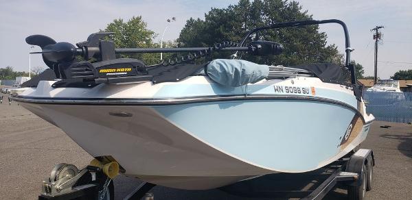 2018 Glastron boat for sale, model of the boat is 225 Surf & Fish & Image # 4 of 12