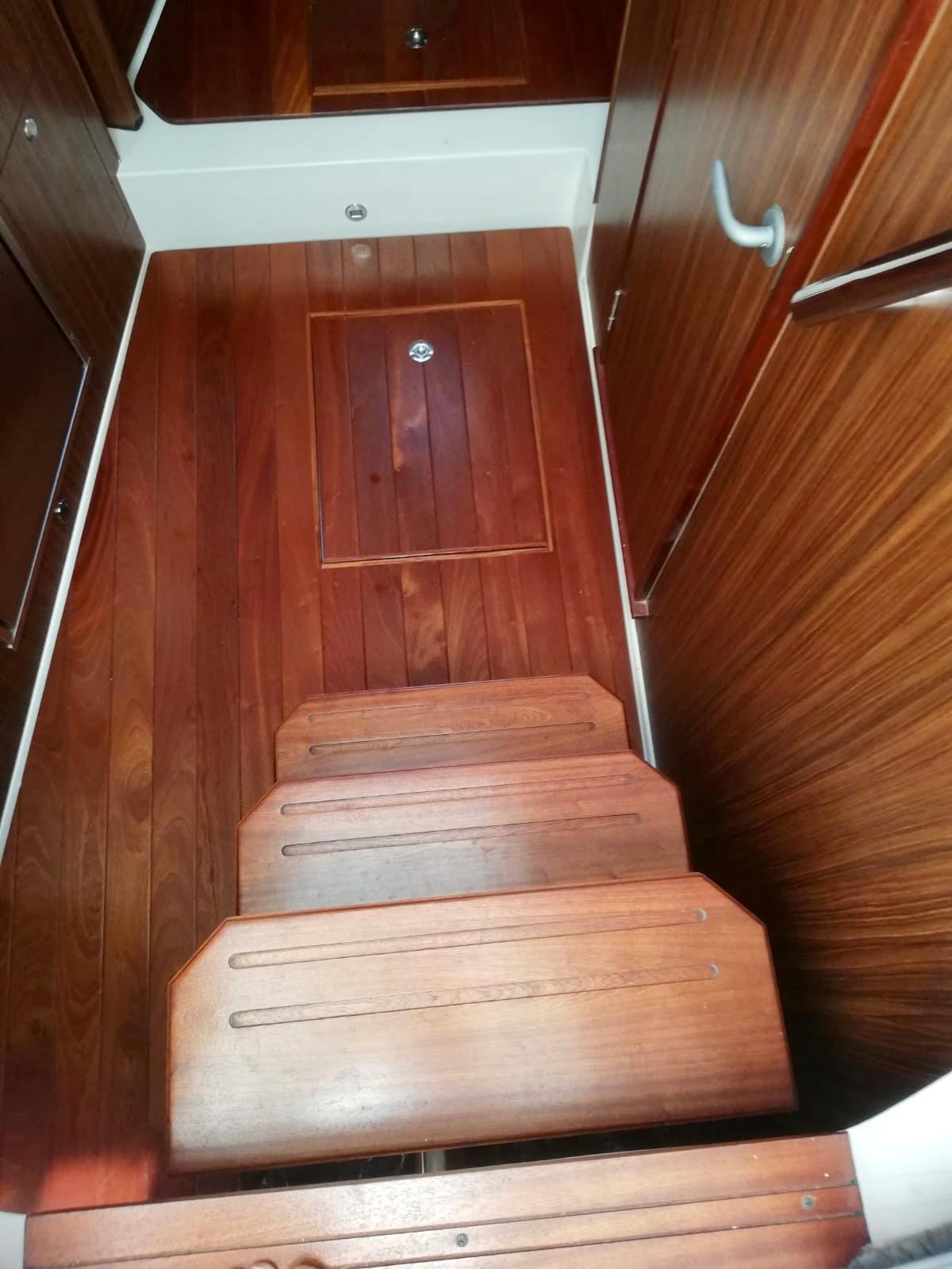 Pursuit 35 Tuga Tuga - Cabin stairs