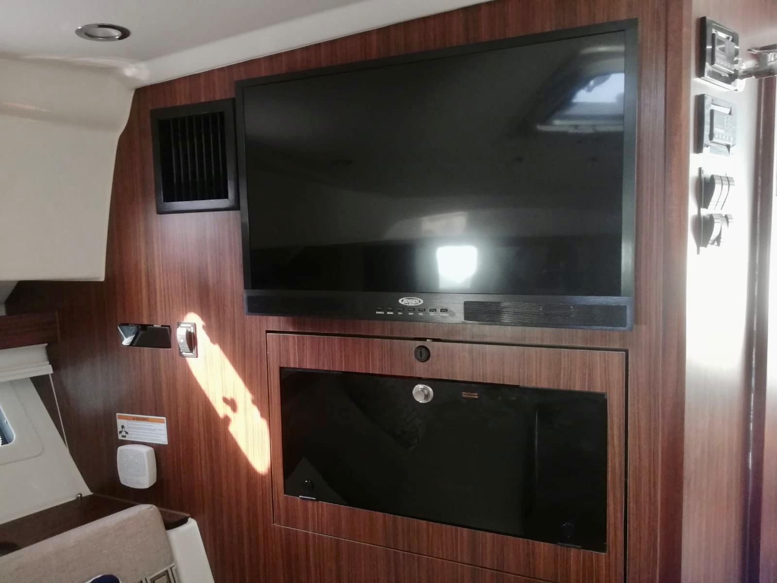 Pursuit 35 Tuga Tuga - Cabin TV