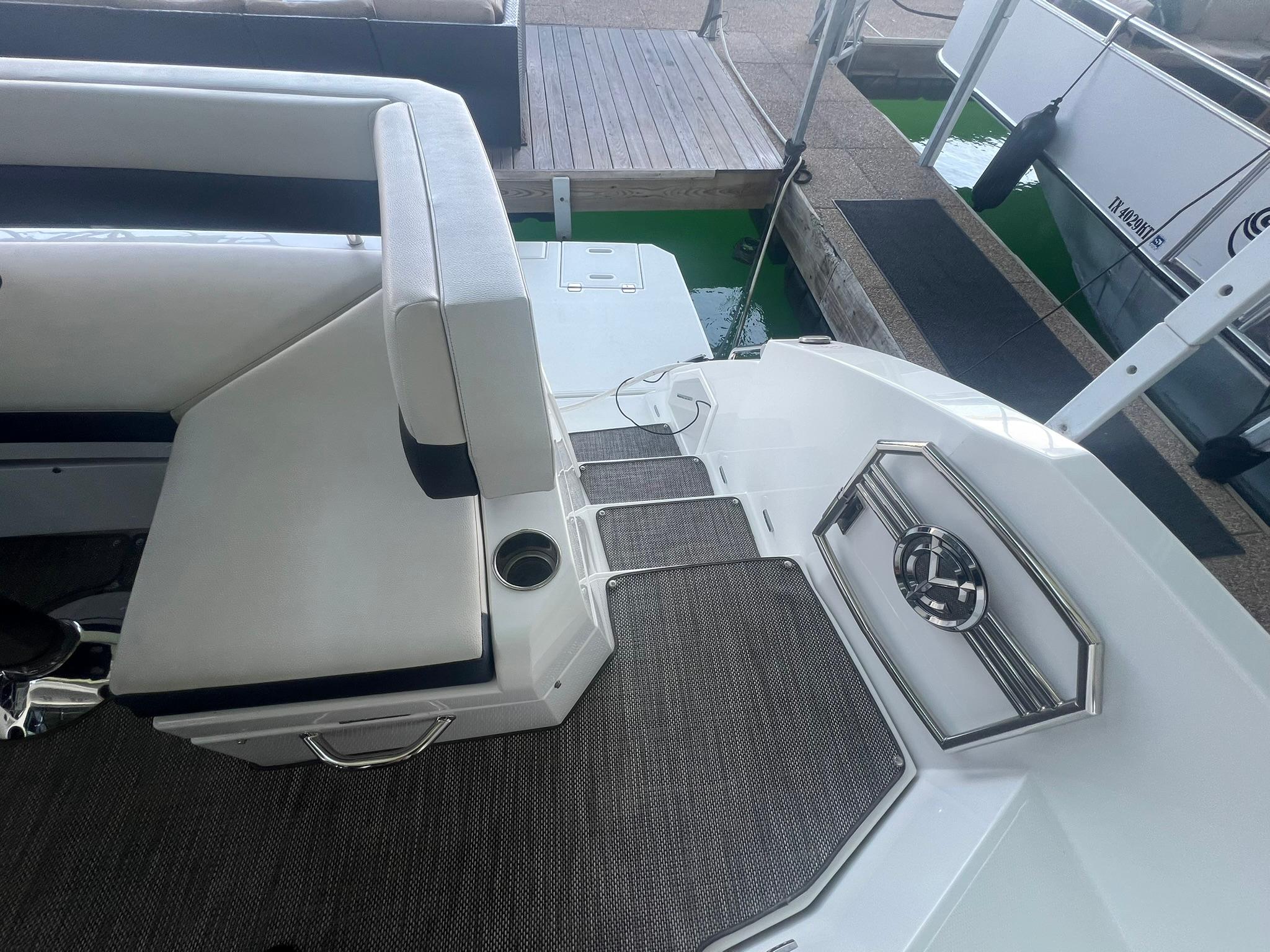 2018-cruisers-yachts-54-cantius-power-9835482-20250611120538865-1_XLARGE