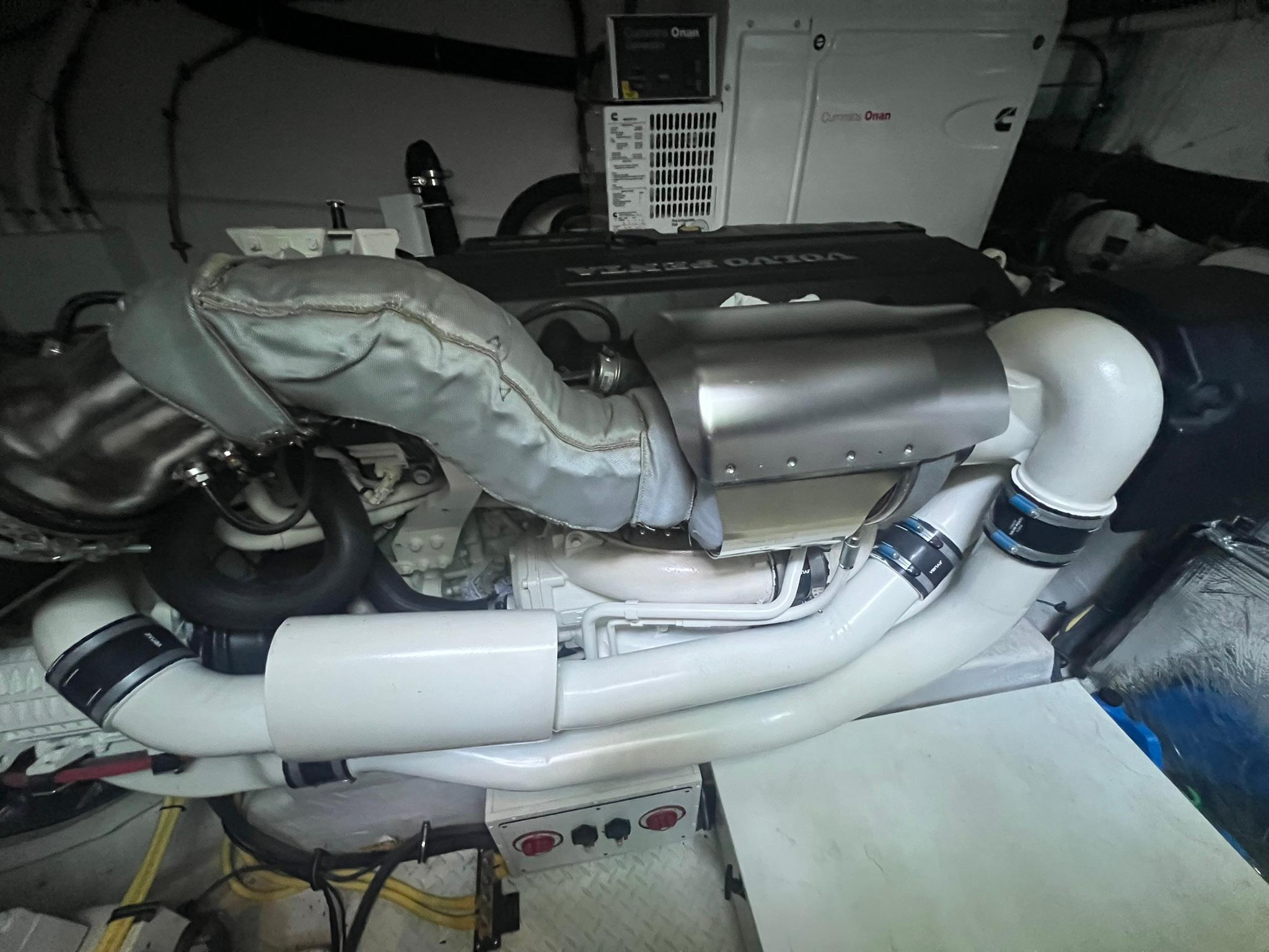 2018-cruisers-yachts-54-cantius-power-9835482-20250611120557463-1_XLARGE