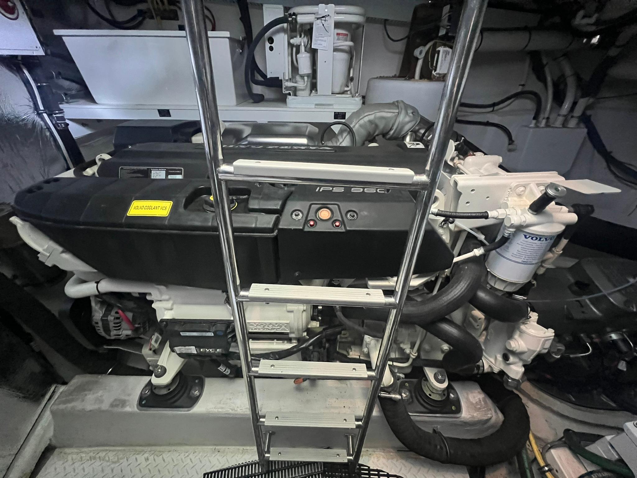 2018-cruisers-yachts-54-cantius-power-9835482-20250611120601630-1_XLARGE