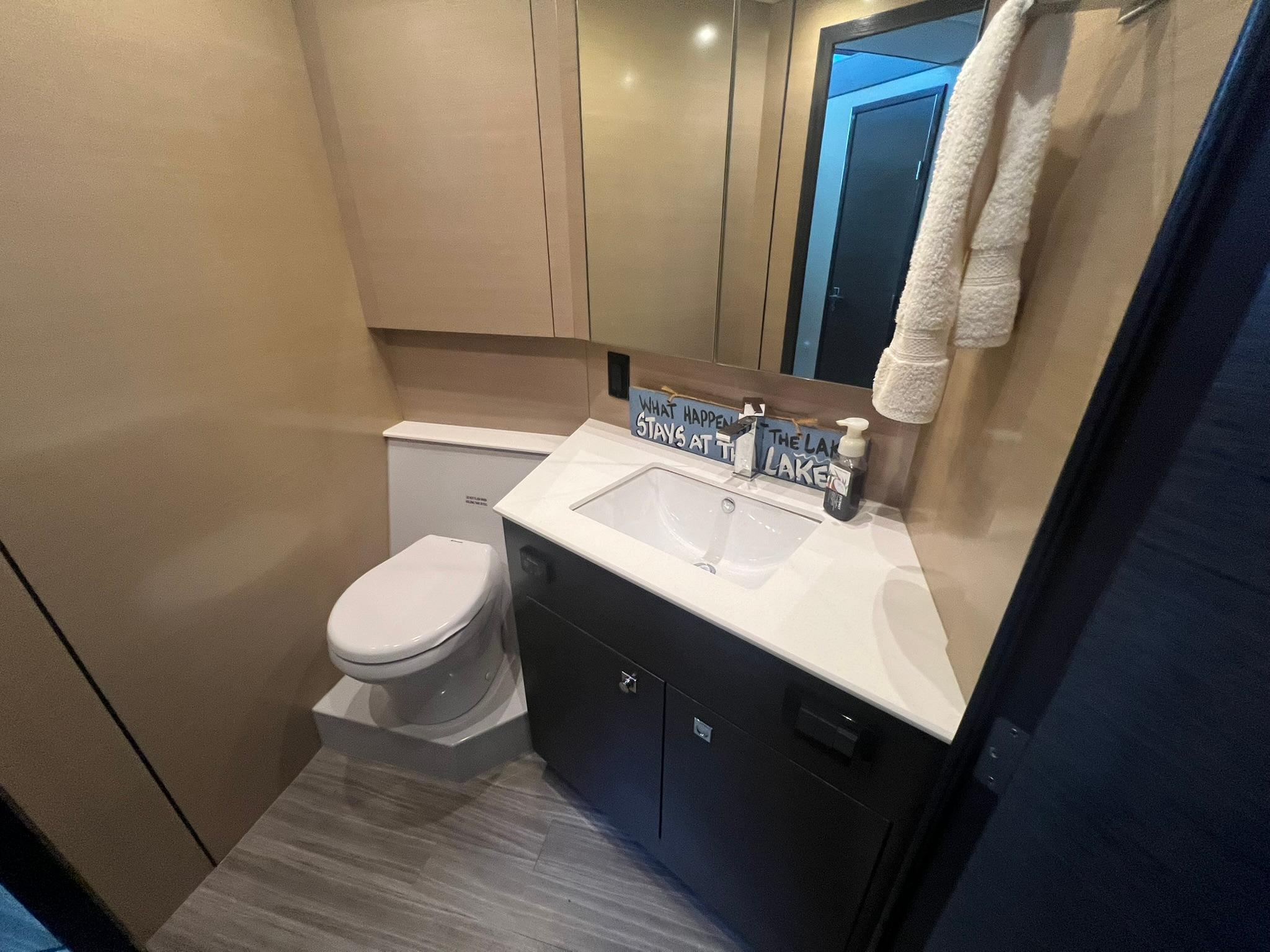 2018-cruisers-yachts-54-cantius-power-9835482-20250611120633714-1_XLARGE