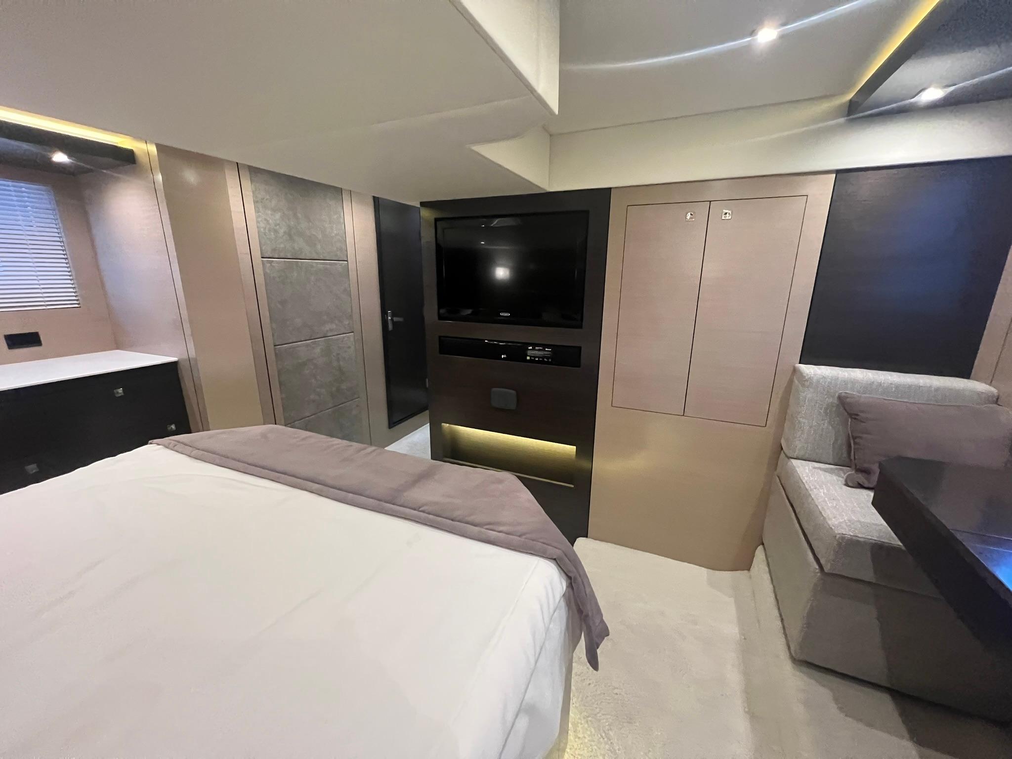 2018-cruisers-yachts-54-cantius-power-9835482-20250611120703650-1_XLARGE