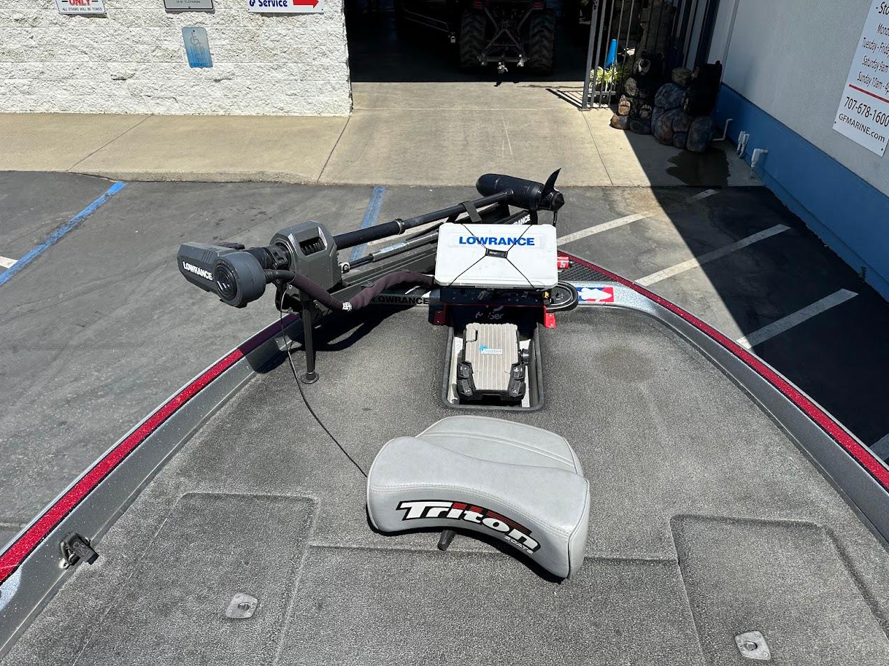2013 Triton 19XS boat deck with Lowrance fishfinder and trolling motor.