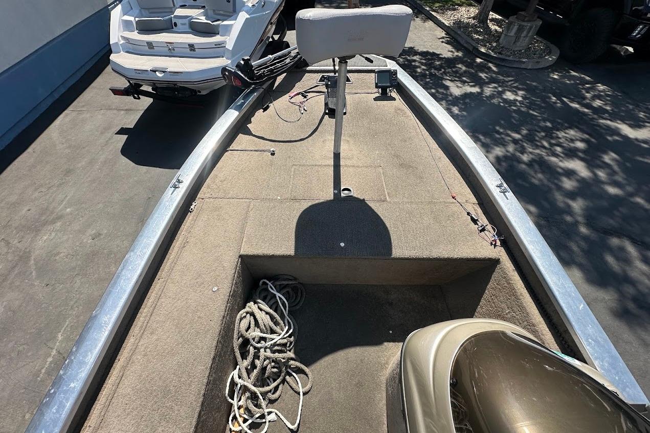 2001 Bass Tracker Pro Team 175 boat interior with seat and rope on deck.