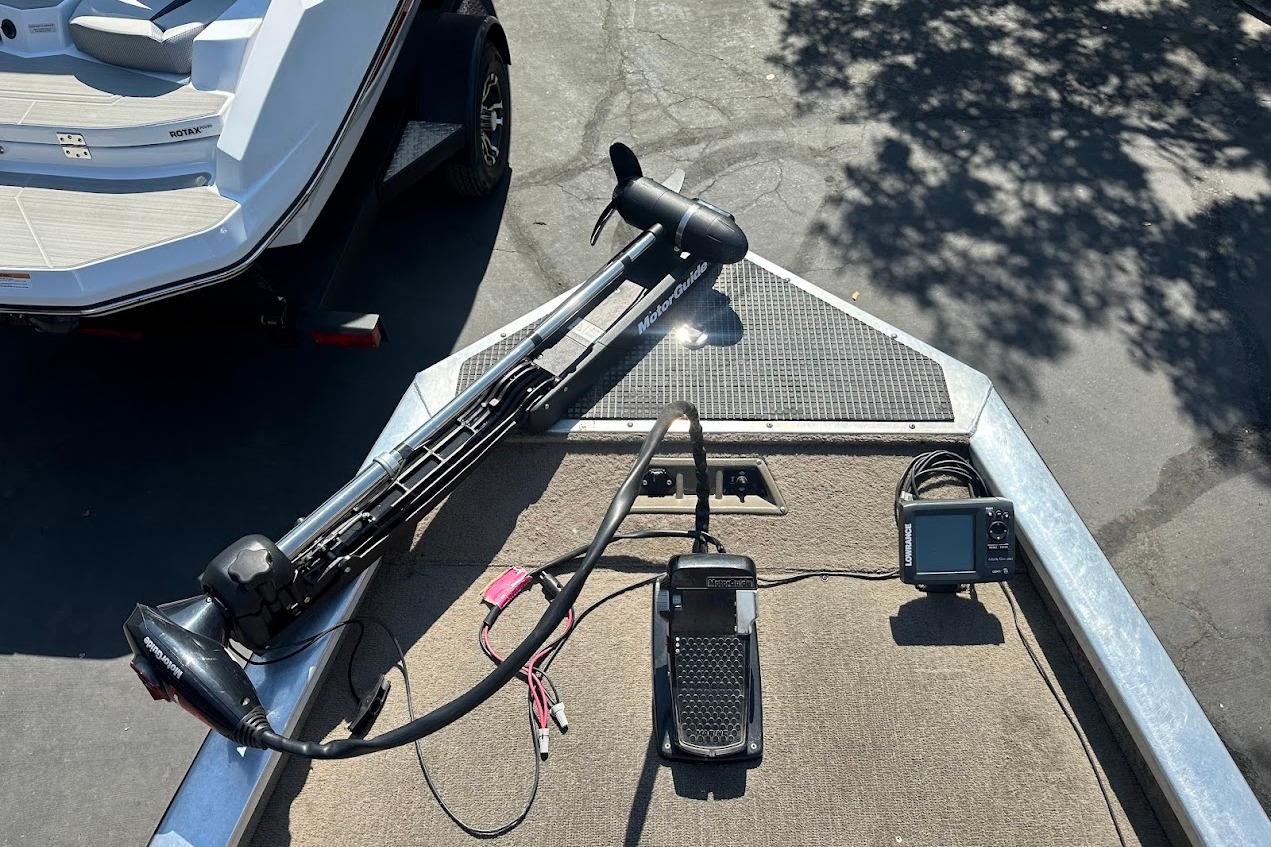 2001 Bass Tracker Pro Team 175 boat with trolling motor and fish finder.