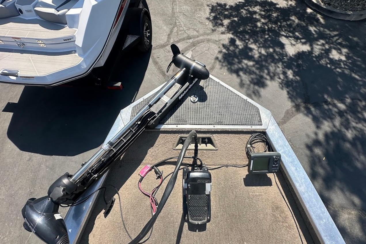 2001 Bass Tracker Pro Team 175 boat deck with trolling motor and fish finder.