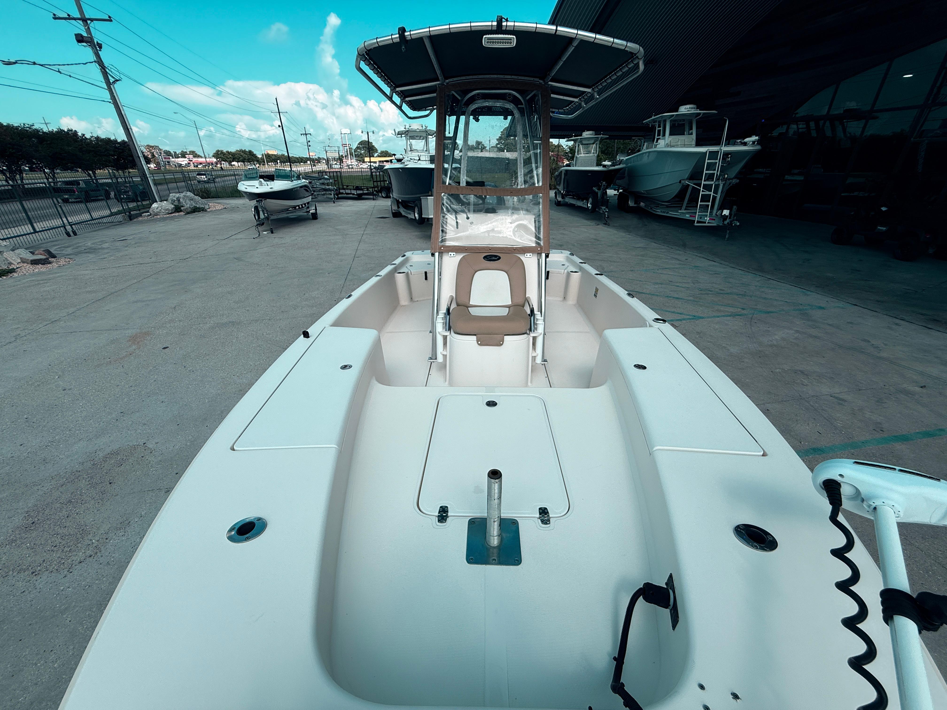 2014 Scout WINYAH BAY 221 boat, white deck, outdoor display, clear sky background.