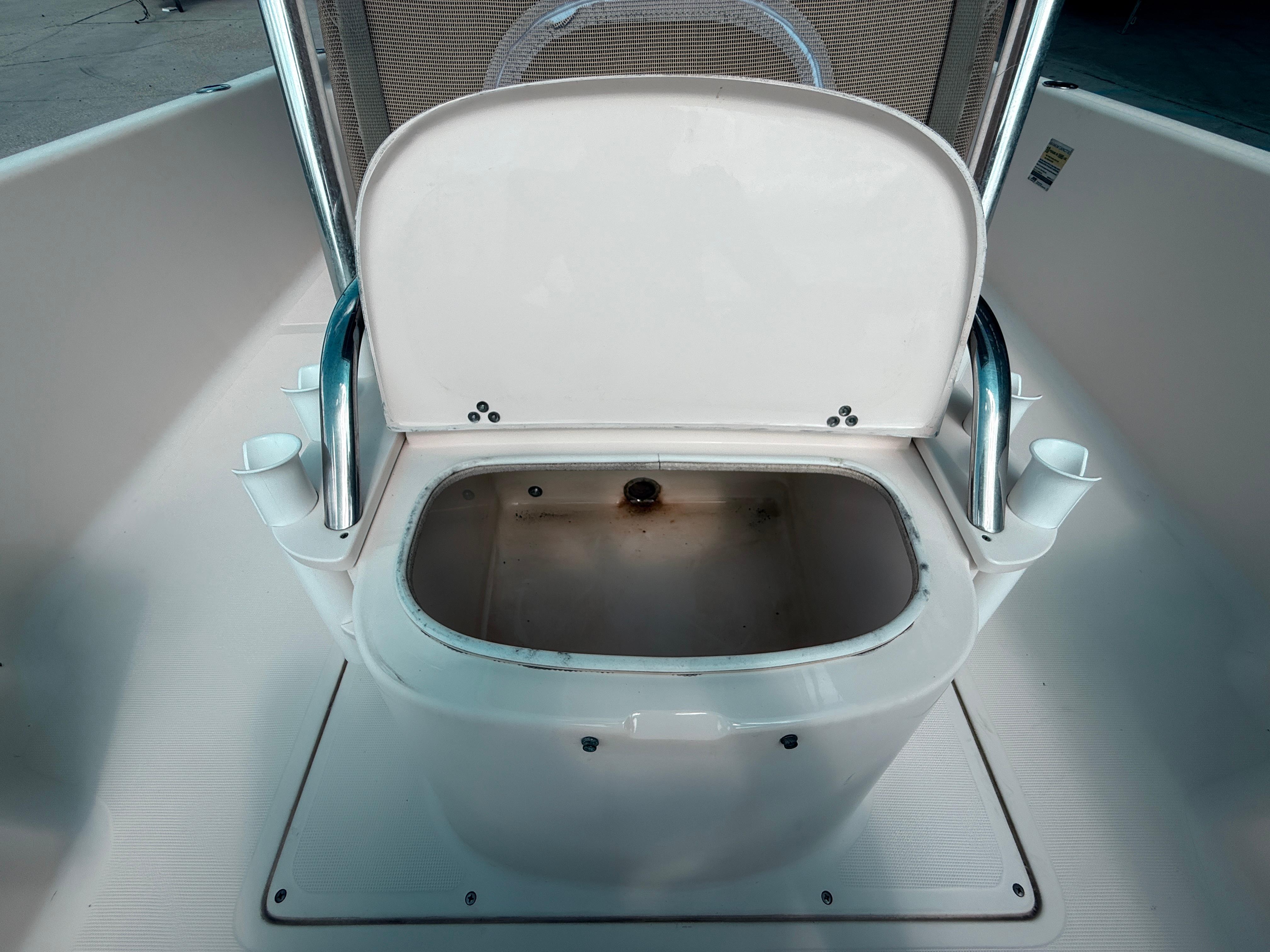 2014 Scout WINYAH BAY 221 boat livewell with open lid and rod holders.