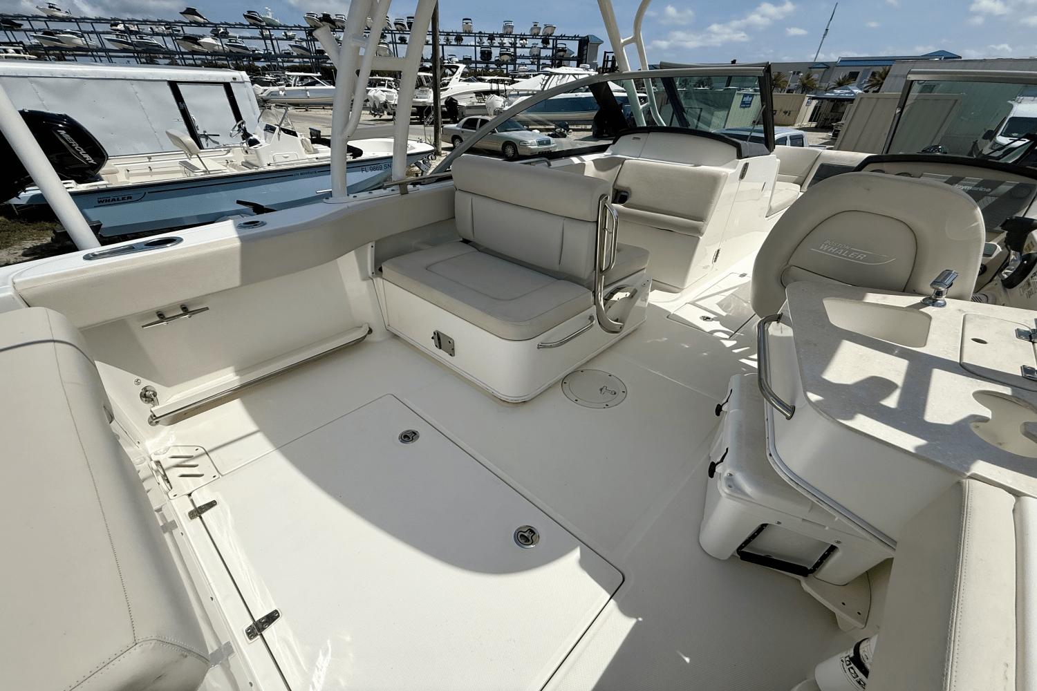 2017-boston-whaler-230-vantage-power-9845499-983786594-0-240620250806-9